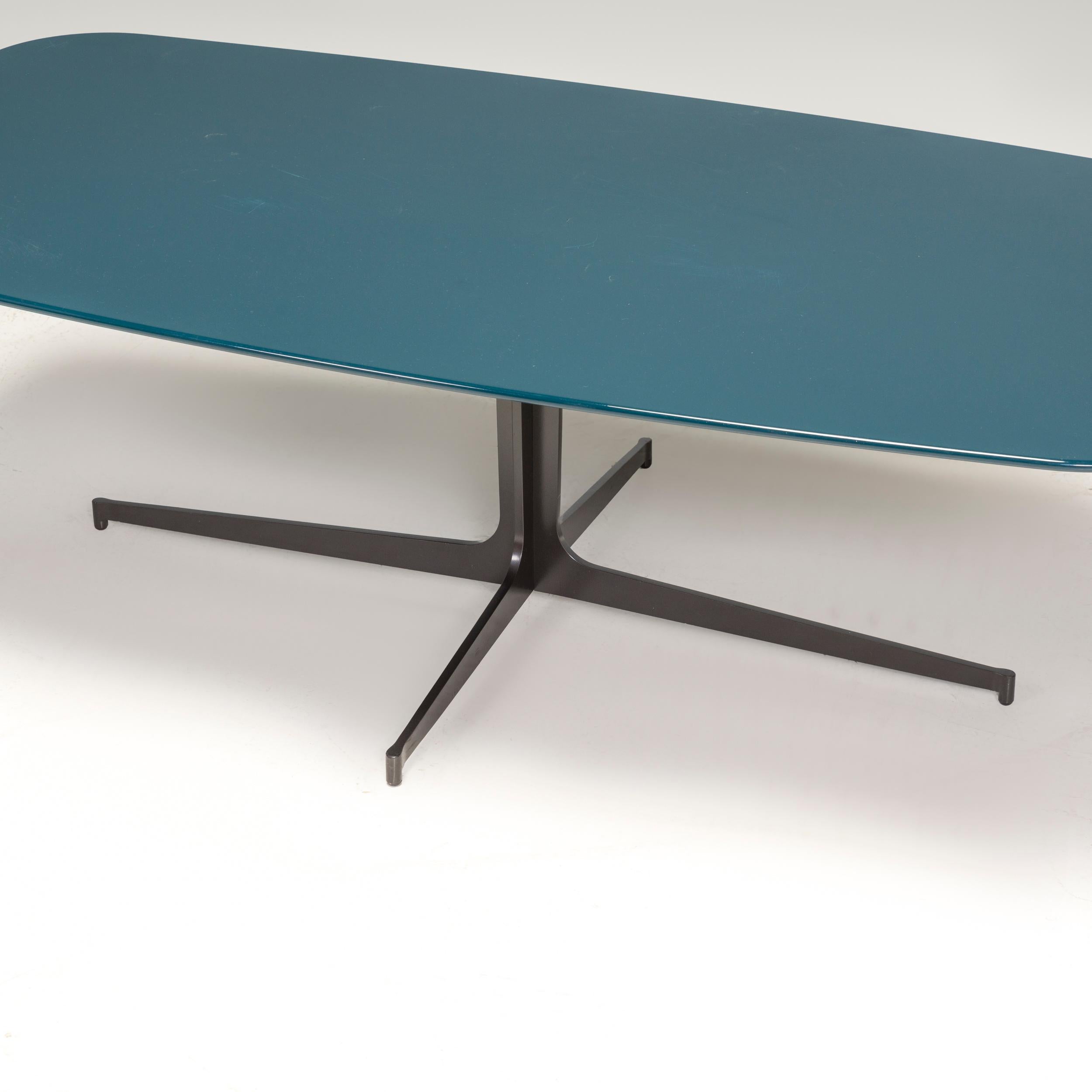 Conçue à l'origine par Rodolfo Dordoni en 2010 et fabriquée par Minotti, cette table basse Clyfford est un fantastique exemple de design italien contemporain.

La table est dotée d'une base en métal découpé au laser, en finition étain mat, et de