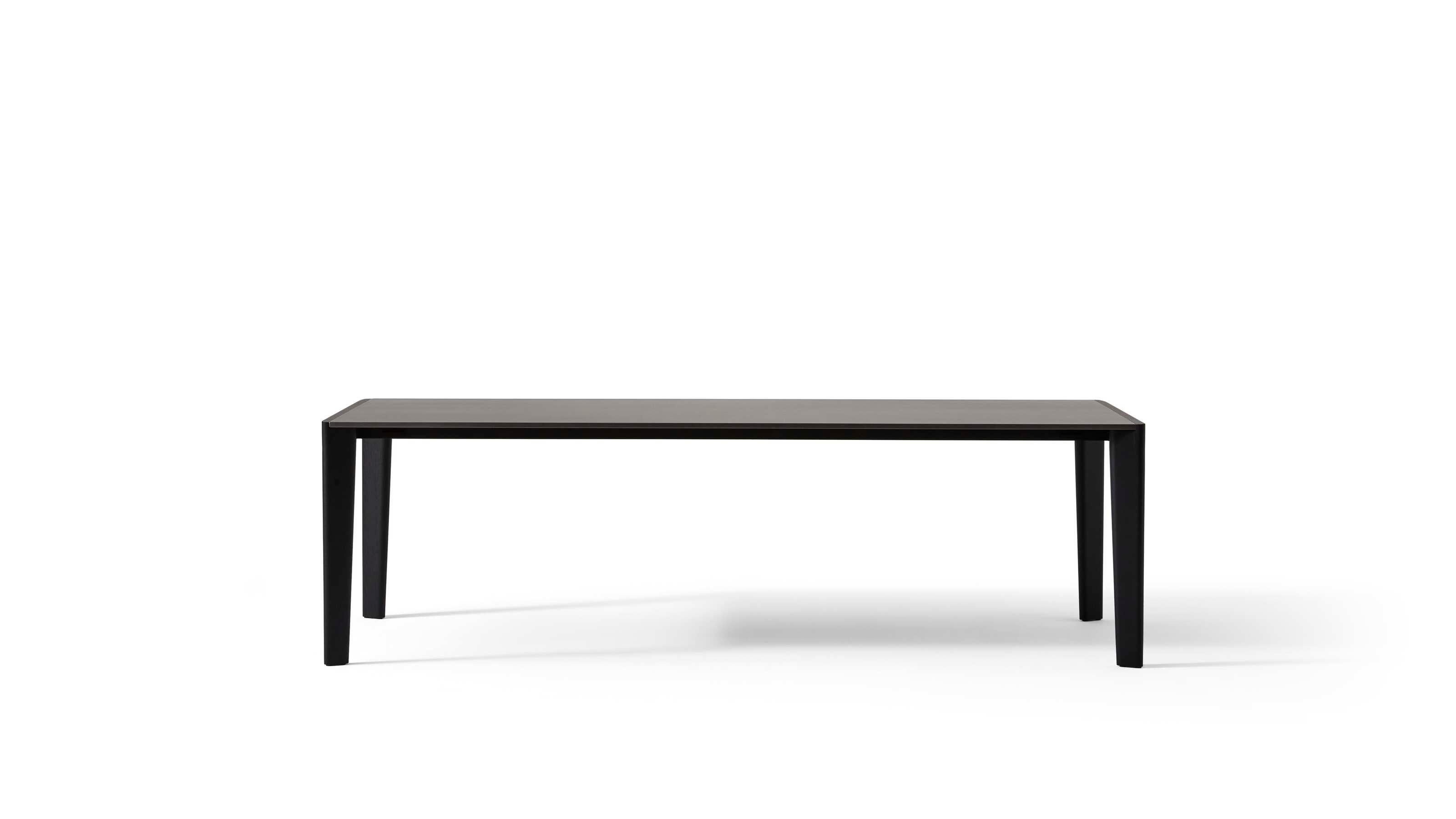Rodolfo Dordoni Table à plans longs pour Cassina 

Conçue par Rodolfo Dordoni, une table de salle à manger à l'équilibre esthétique saisissant, formée par des lignes nettes et des proportions précises. Une forme élancée et légère qui est accentuée