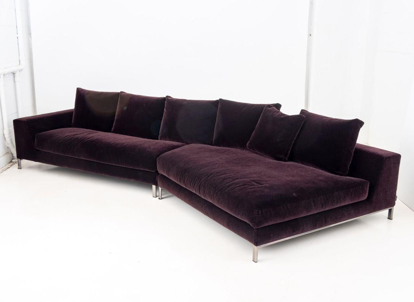 Divano imbottito in mohair viola Rodolfo Dordoni per Minotti, con struttura cromata ed etichetta laterale. 34