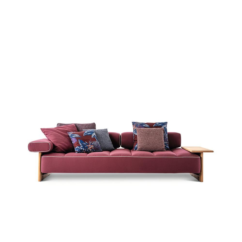 Sofa, entworfen von Rodolfo Dordoni im Jahr 2020. Hergestellt von Cassina in Italien.

Inspiriert vom Geist der Badeorte der 1950er Jahre, ist Sail Out ein modulares Sofa für den Außenbereich, das dank der einzelnen Bänder mit herausnehmbaren