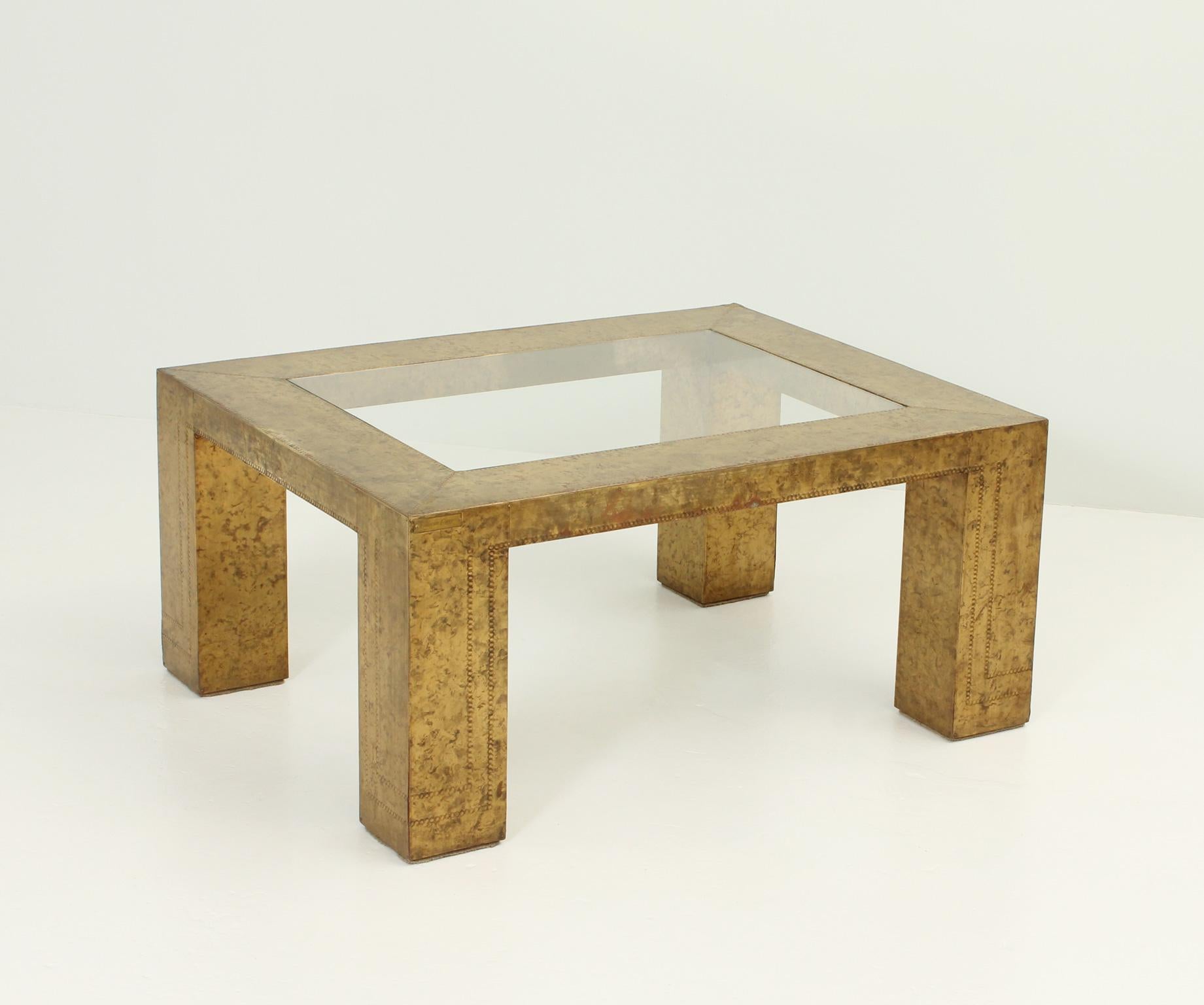Coffee table from the carey collection edited by argentinian designed Rodolfo Dubarry in the late 1970's, Spain. Acid finished and embossed brass and clear glass top.