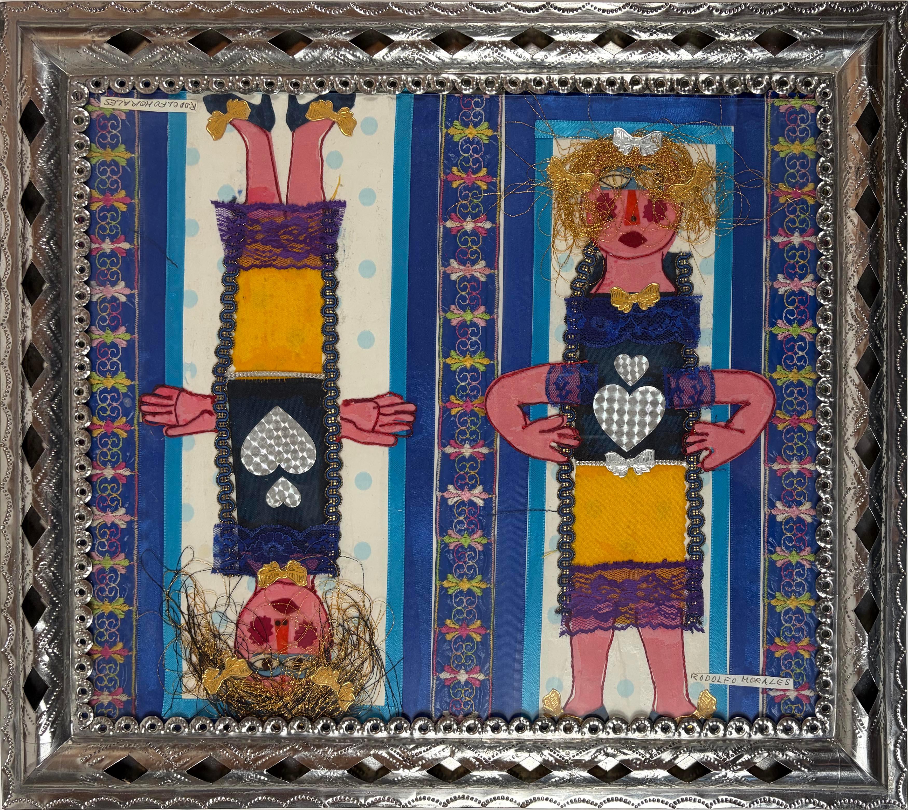 Collage mixte richement détaillé du célèbre artiste mexicain Rodolfo Morales (1925-2001), présentant deux figures stylisées disposées dans une composition rotative en miroir. Chaque figure est ornée de motifs en forme de cœur, de dentelle, de