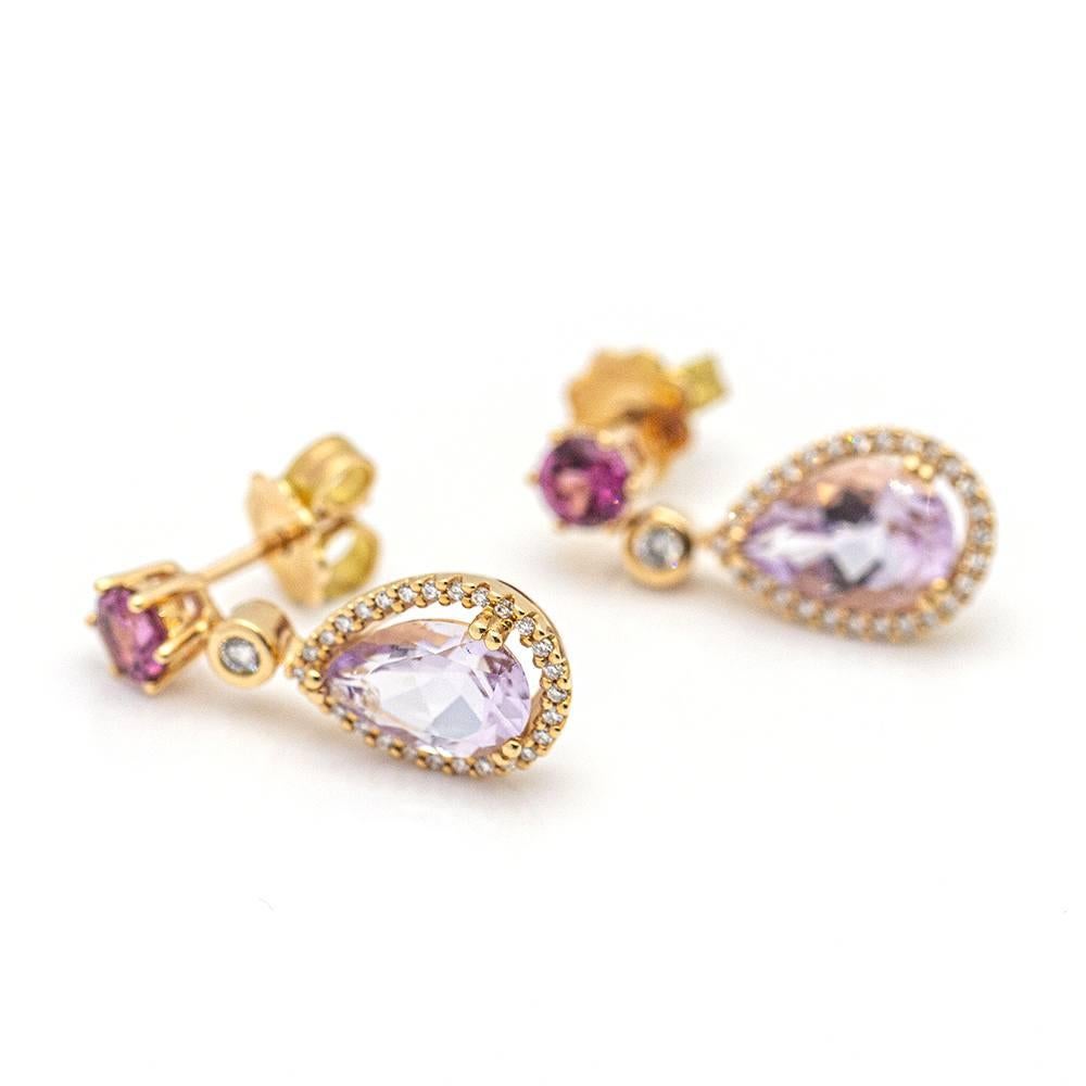 Earrings in Rose Gold and Gemstones for women : 56x Brilliant cut Diamonds with a total weight of 0,19 cts., in G/VS quality : 1x Amethyst in pear cut and 1x Rhodolite in round cut : 18 kt. Rose Gold : 3,79 grams : Clasp : 2,0cm long and 1,8 cm wide