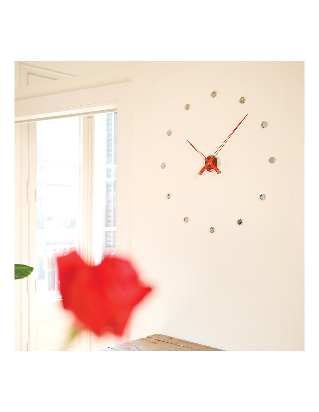 The design of this modern clock is lovely because the time signals are identified with small circular buttons that give it a simple and sophisticated touch at the same time
The Rodón 12 i Clock: Chrome and Stainless steel
Each clock is a unique