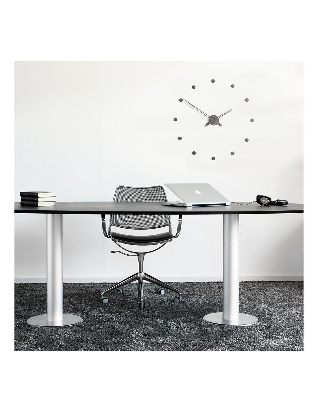 The Rodón 12 T Clock is a wall clock with a serious and discreet aesthetic making it an ideal clock for spaces such as offices or business centers and meetings.
The Rodón 12 T Clock: Graphite Brass and Steel.
Each clock is a unique handmade