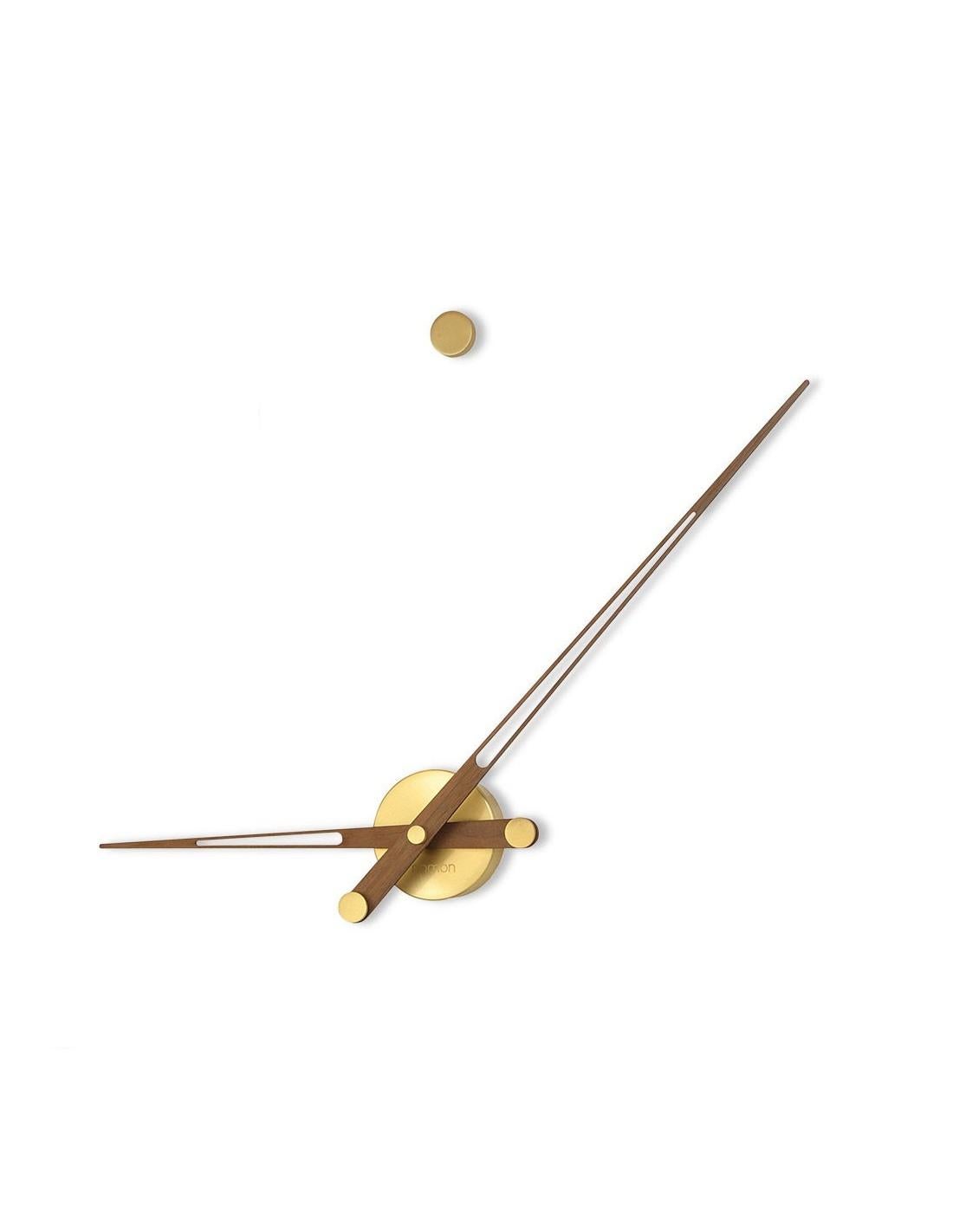 Rodón 4 gold N wall clock is made of walnut and polished brass case with a unique and suggestive design perfect for you. It is based on the simplicity and elegance of modern ornaments.
Rodón 4 gold N wall clock : 4ts and box in polished brass,