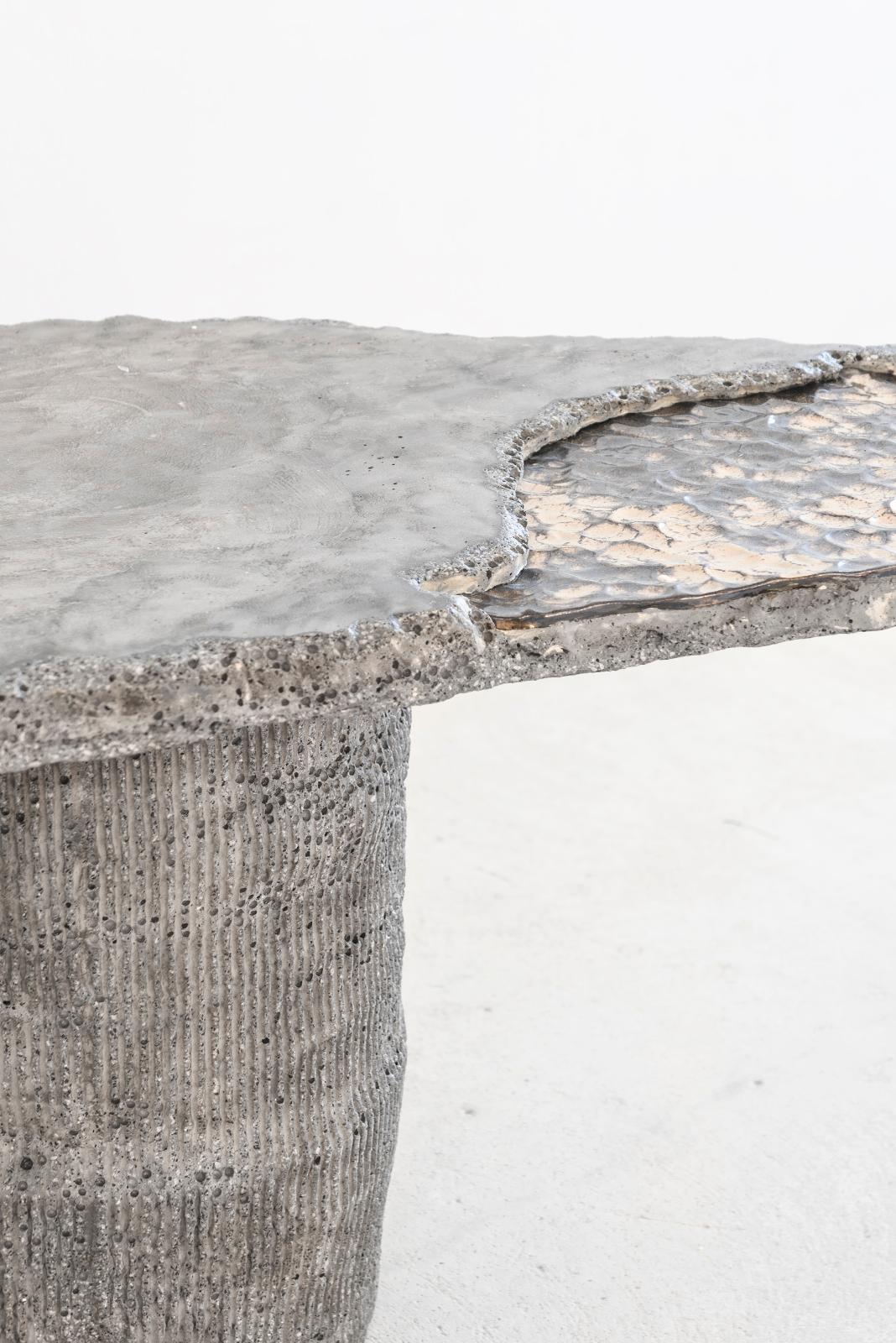 Rodrigo Pinto
Oval side table
From the series “Tierras Hipnóticas” (Hypnopompic lands)
Manufactured by Rodrigo Pinto
Santiago de Chile, 2020
Produced in exclusive for side gallery
Concrete consisting of marble grains, stone carbonates, copper