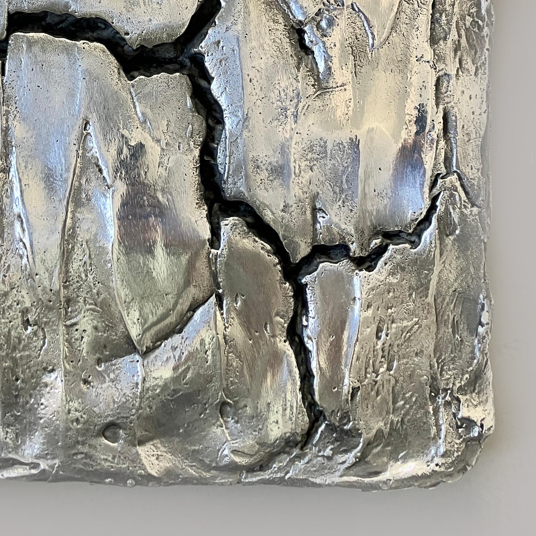 Ragisména Série AL1, 2022  par Rodrigo Zampol
De la série Ragisména
Aluminium moulé poli
Dimensions : 40 cm H x 30 cm L
Poids : 7 kg
Edition limitée à 7 exemplaires 
Signé au dos
La pièce est accompagnée d'un certificat d'authenticité

Série