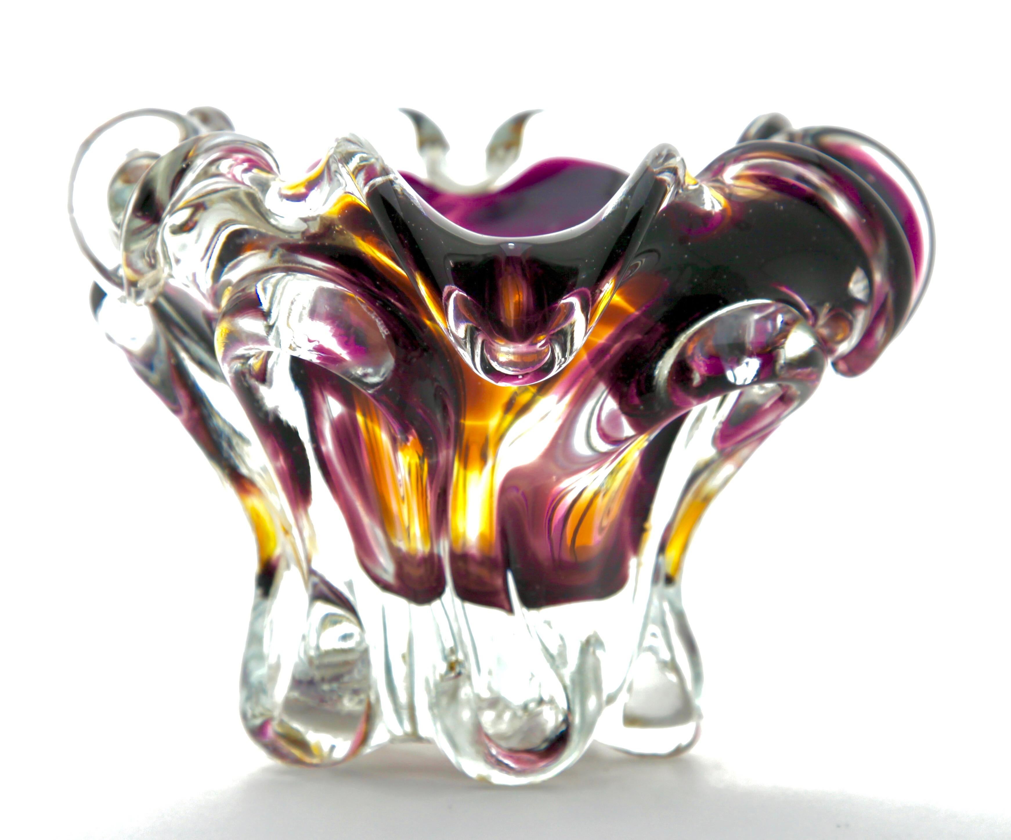 Rich purples and ambers bring the color to this modern decorative bowl which has been handcrafted
Whit factories stamp Roemischer Glashütte

The piece is in excellent condition and a real beauty!
Weight crystal 4.6