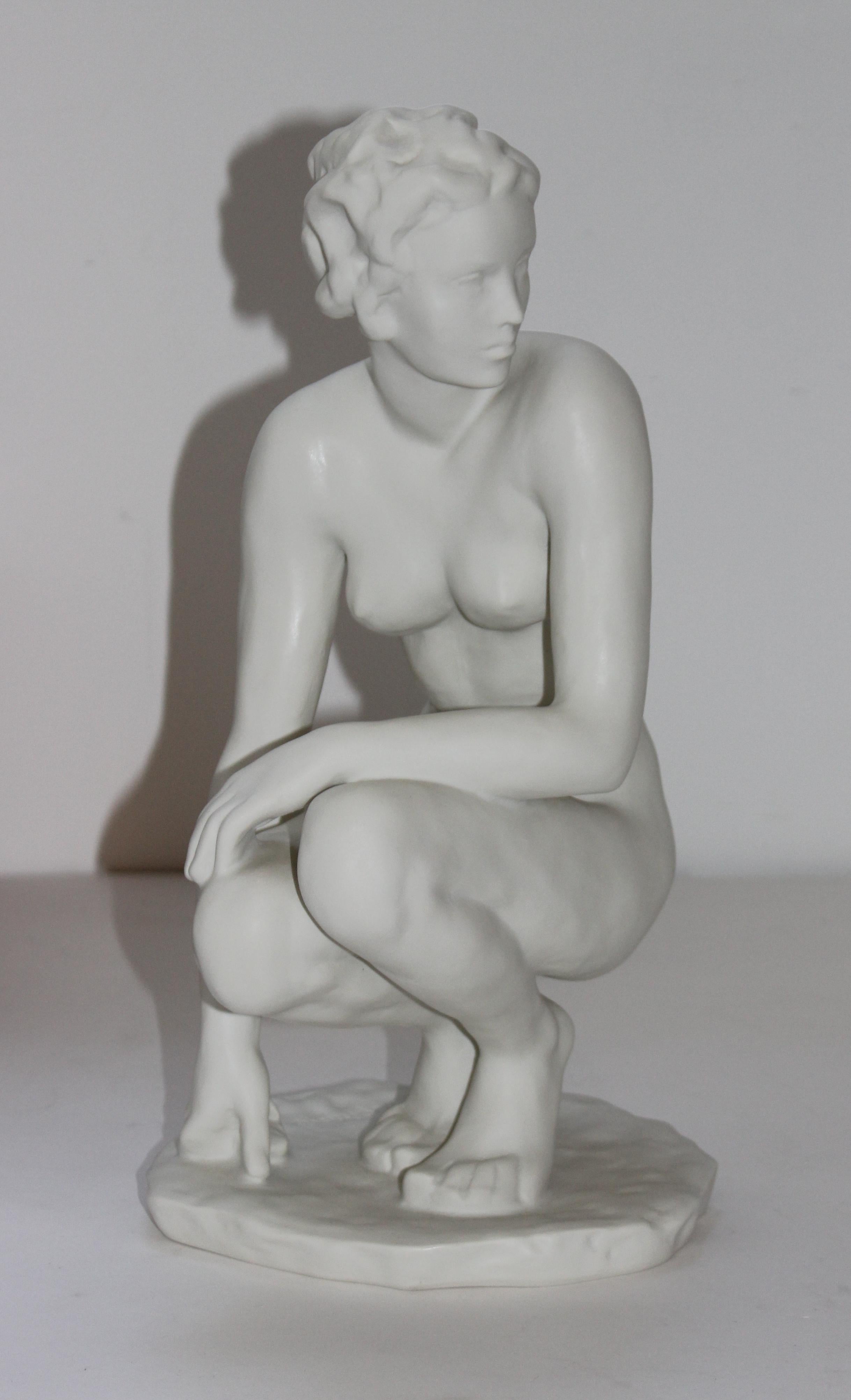 Roenthal-Figur einer weiblichen Aktfigur „Die Hockende“ (Art déco) im Angebot