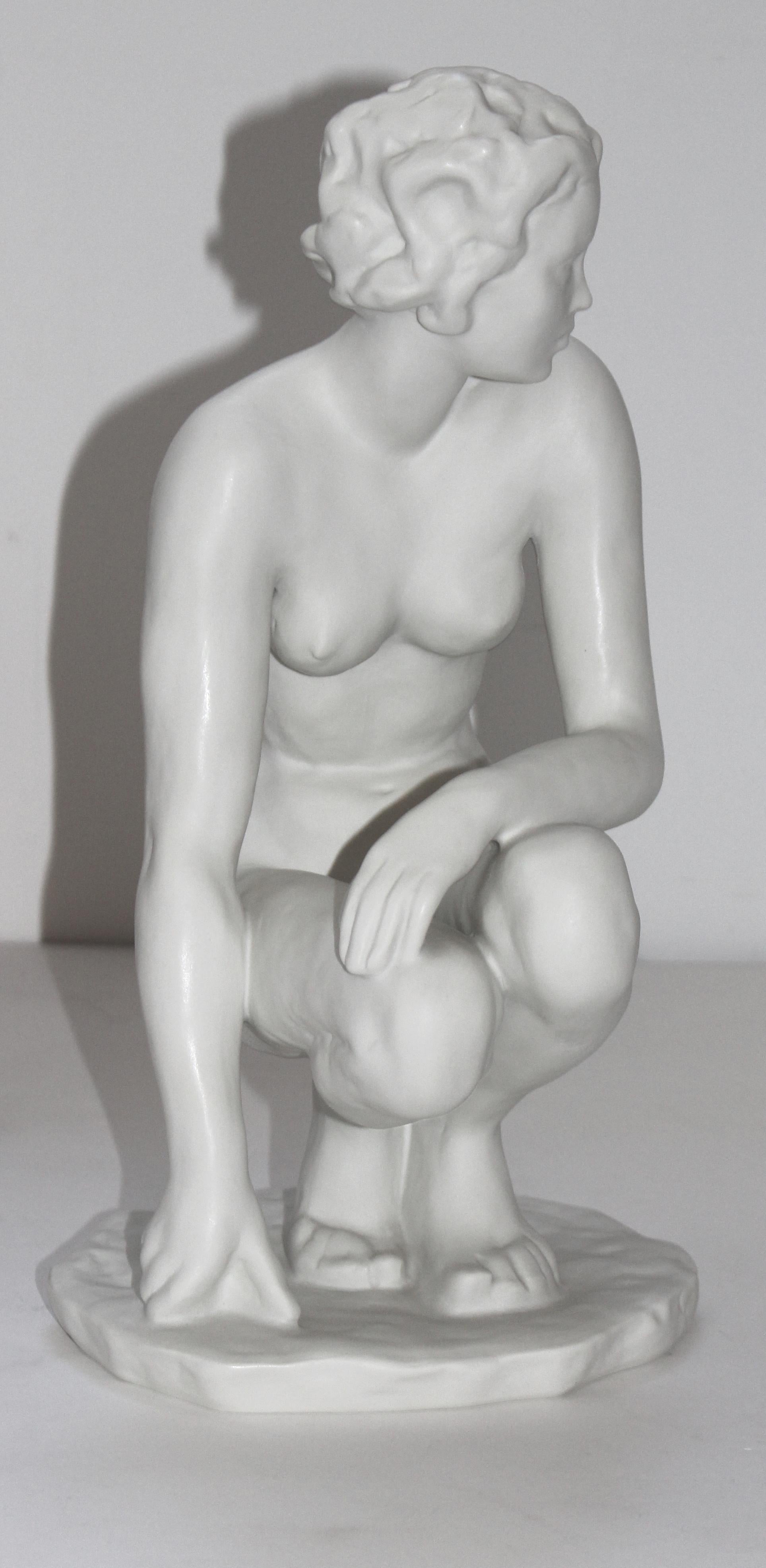 Roenthal-Figur einer weiblichen Aktfigur „Die Hockende“ (Geformt) im Angebot