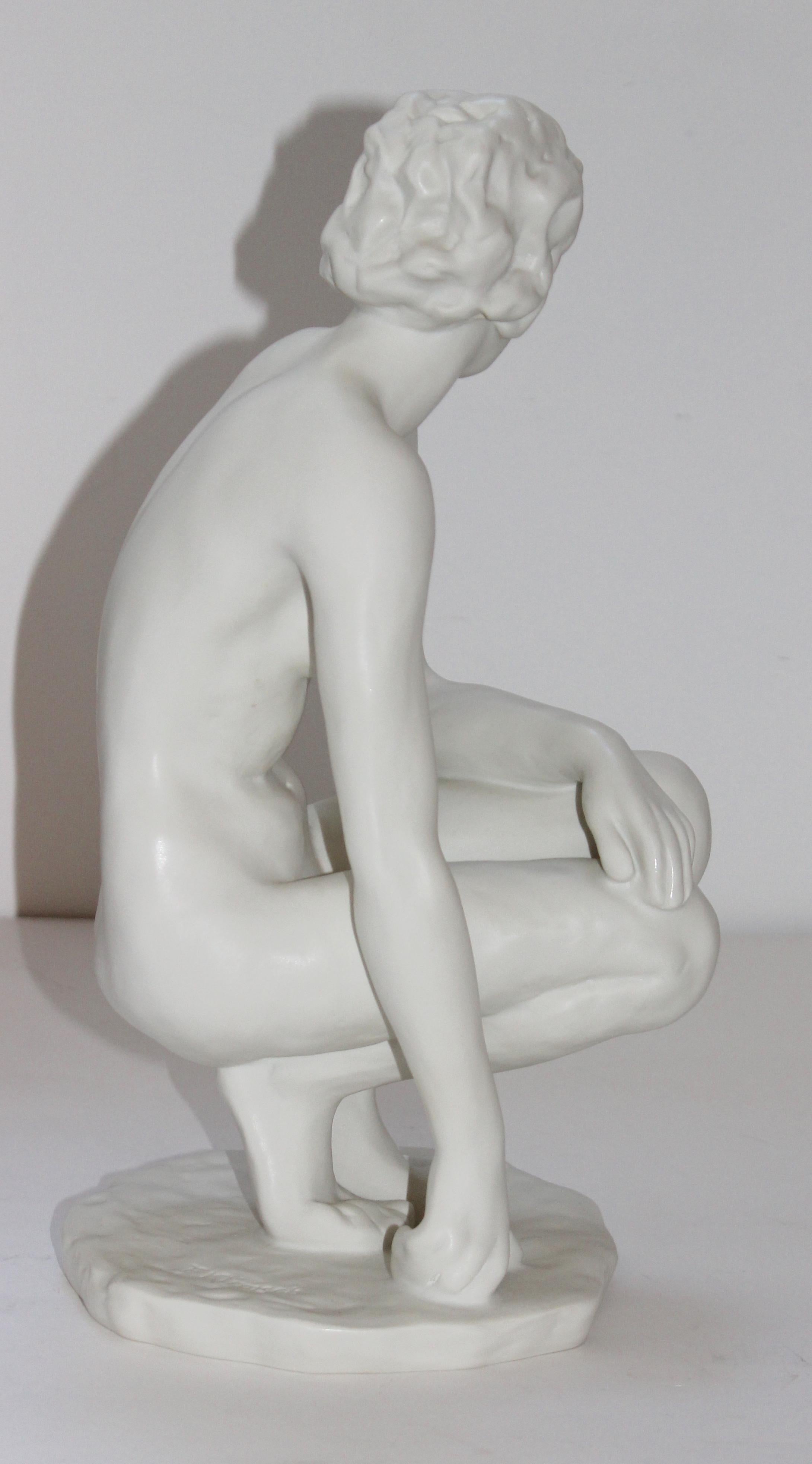 Roenthal-Figur einer weiblichen Aktfigur „Die Hockende“ (Porzellan) im Angebot