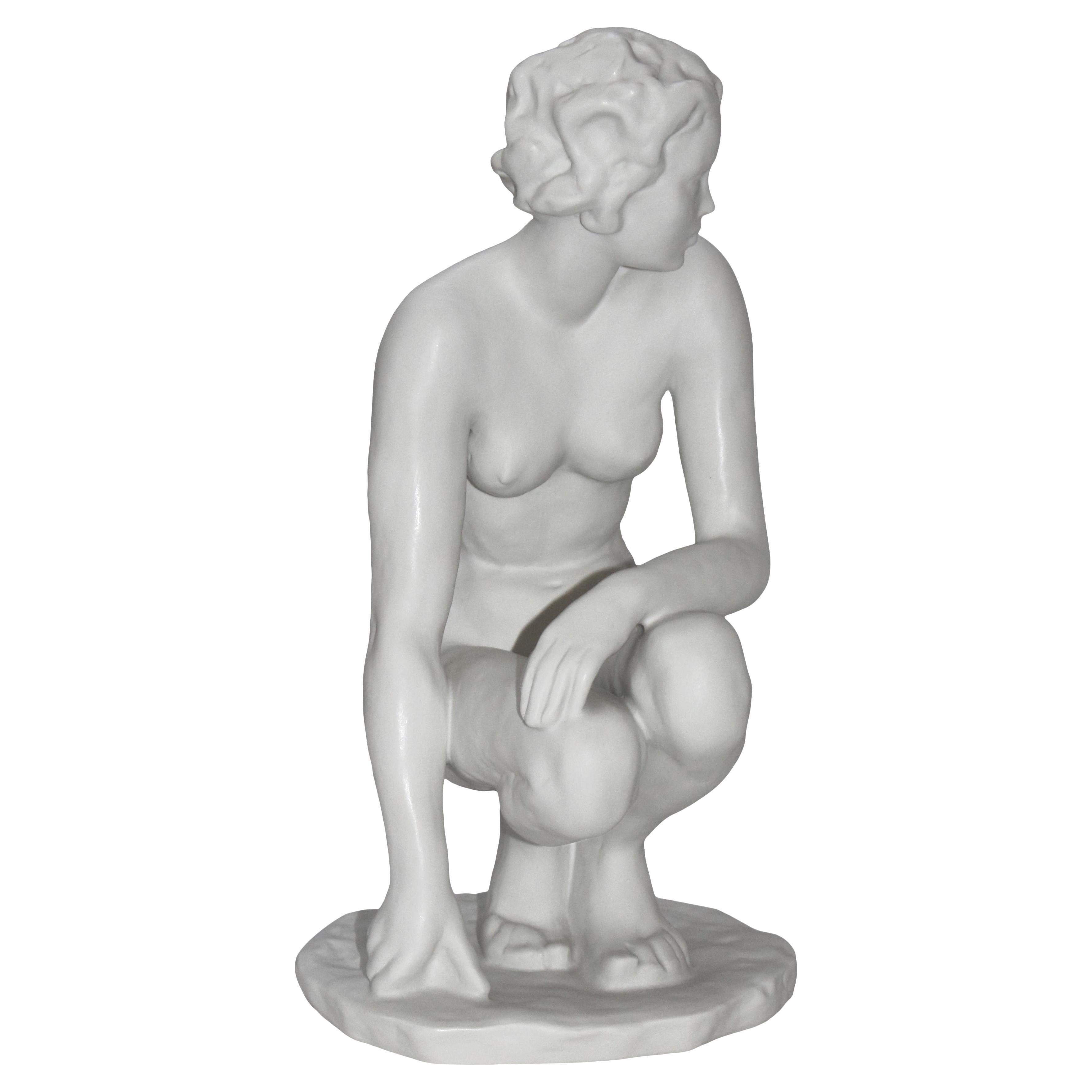 Roenthal-Figur einer weiblichen Aktfigur „Die Hockende“ im Angebot