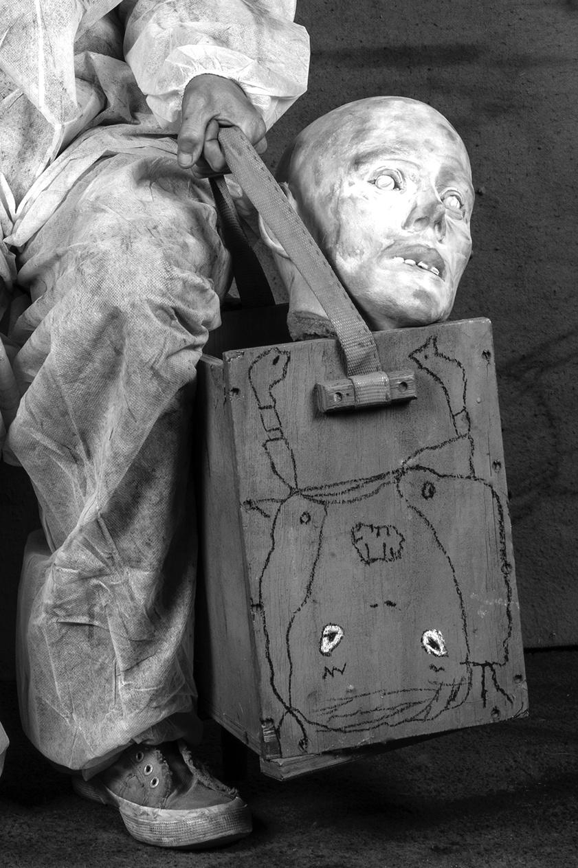 Imbustato - Roger Ballen, Roger The Rat, Bianco e nero, Animali, Fotografia, Arte in vendita 3