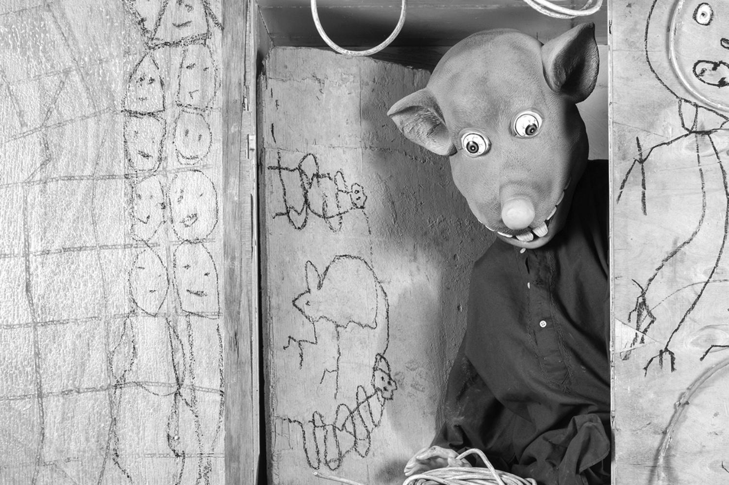 Roger BALLEN (*1950, America/South Africa)
Bound, 2018
Archival pigment print
61 x 43 cm (24 x 16 7/8 in.)
Edition of 9, plus 2 AP; Ed. no. 3/9
Print only

– Roger the Rat

Surreal, refined, disturbing: Roger Ballen has made a name for himself with