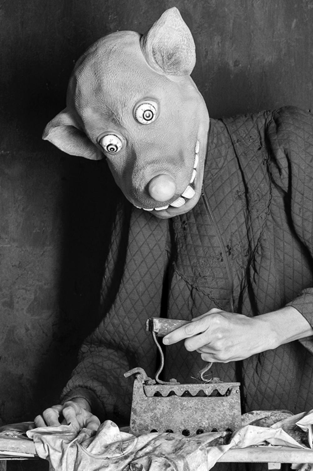 Appiattito - Roger Ballen, Roger The Rat, Bianco e nero, Animali, Fotografia in vendita 2