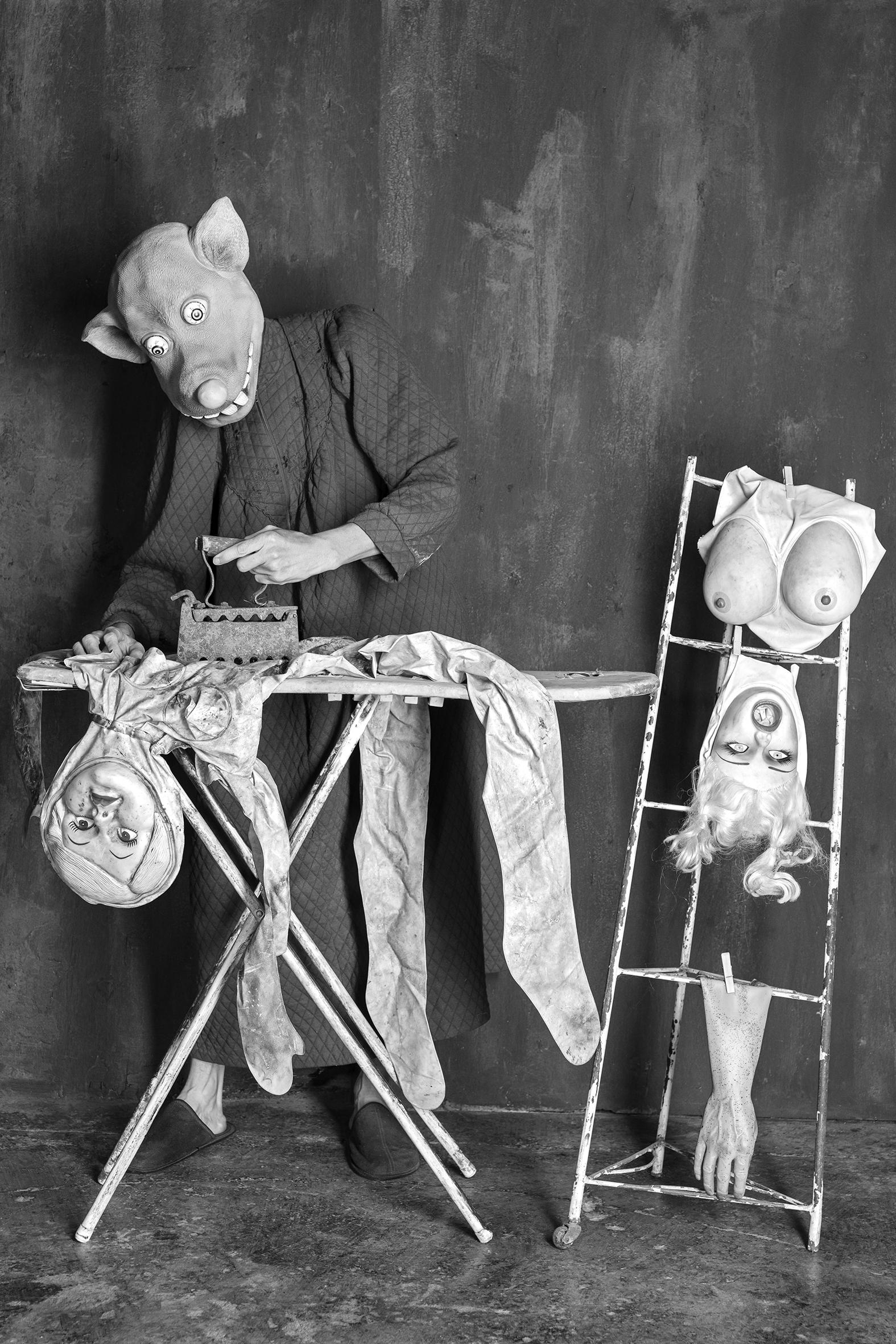 Roger BALLEN (*1950, America/Sudafrica)
Appiattito, 2020
Stampa a pigmenti d'archivio
61 x 43 cm (24 x 16 7/8 in.)
Edizione di 9, più 2 AP; Ed. no. 3/9
Solo stampa

- Roger il topo

Surreale, raffinato, inquietante: Roger Ballen si è fatto un nome