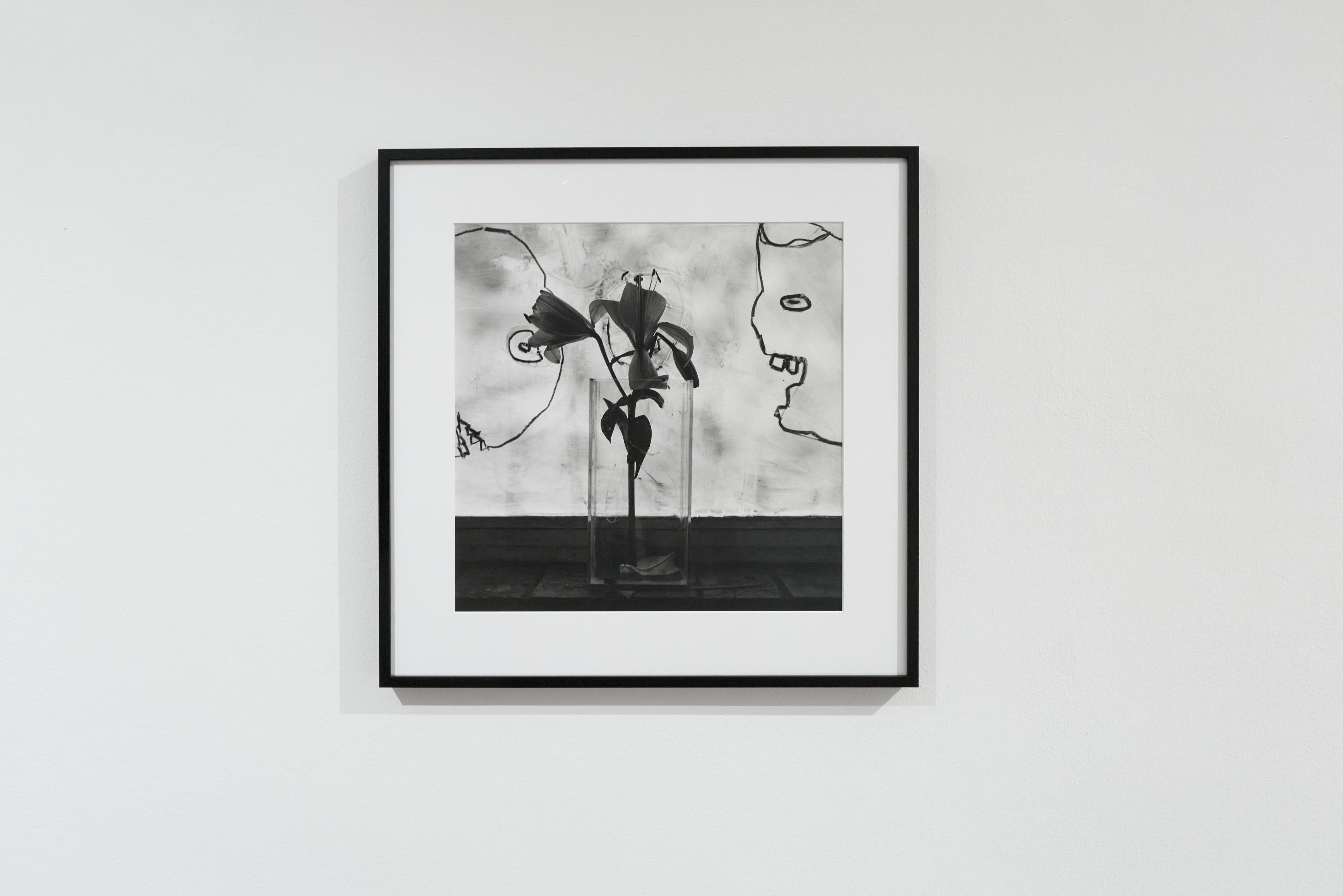 Giggles - Roger Ballen, Bianco e nero, Messa in scena, Vintage, Smiley, Muro, Fiore in vendita 7
