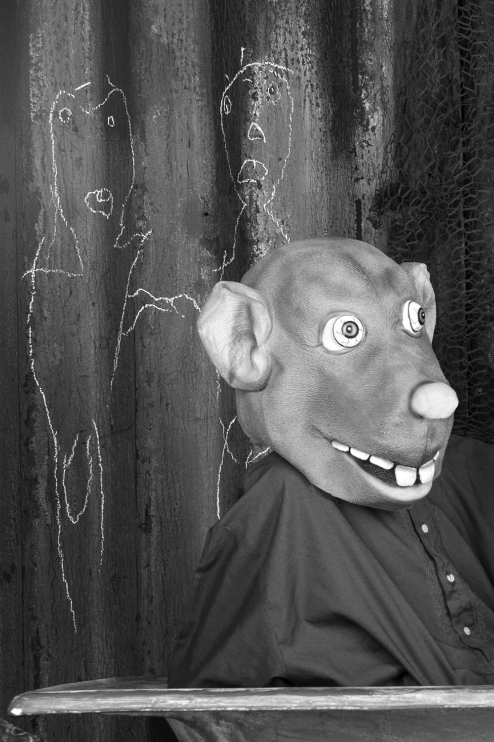 Roger BALLEN (*1950, America/South Africa)
Jackpot, 2016
Archival pigment print
43 x 61 cm (16 7/8 x 24 in.)
Edition of 9, plus 2 AP; Ed. no. 2/9
Print only

– Roger the Rat

Surreal, refined, disturbing: Roger Ballen has made a name for himself