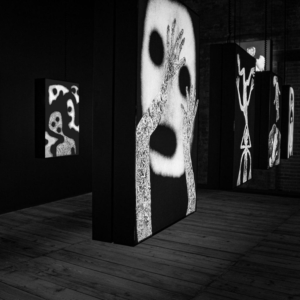 Lever de lune - Roger Ballen, noir et blanc, mise en scène, Lightbox, Biennale de Venise en vente 1