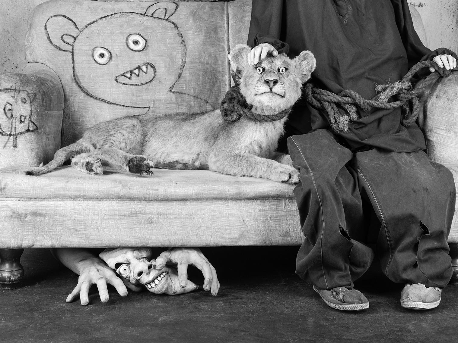 Roger BALLEN (*1950, America/South Africa)
Protector, 2015
Archival pigment print
61 x 43 cm (24 x 16 7/8 in.)
Edition of 9, plus 2 AP; Ed. no. 2/9
Print only

– Roger the Rat

Surreal, refined, disturbing: Roger Ballen has made a name for himself