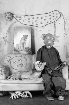 Beschützer - Roger Ballen, Roger The Rat, Schwarz und Weiß, Tier, Fotografie