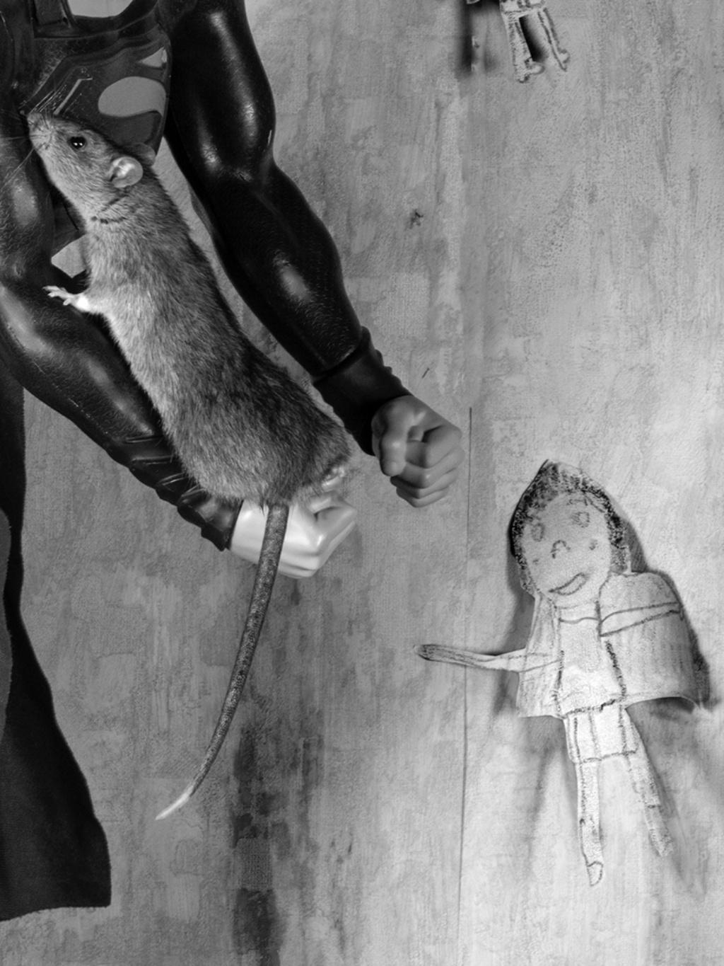 Roger BALLEN (*1950, America/South Africa)
Rat Dream, 2018
Archival pigment print
61 x 43 cm (24 x 16 7/8 in.)
Edition of 9, plus 2 AP; Ed. no. 2/9
Print only

– Roger the Rat

Surreal, refined, disturbing: Roger Ballen has made a name for himself