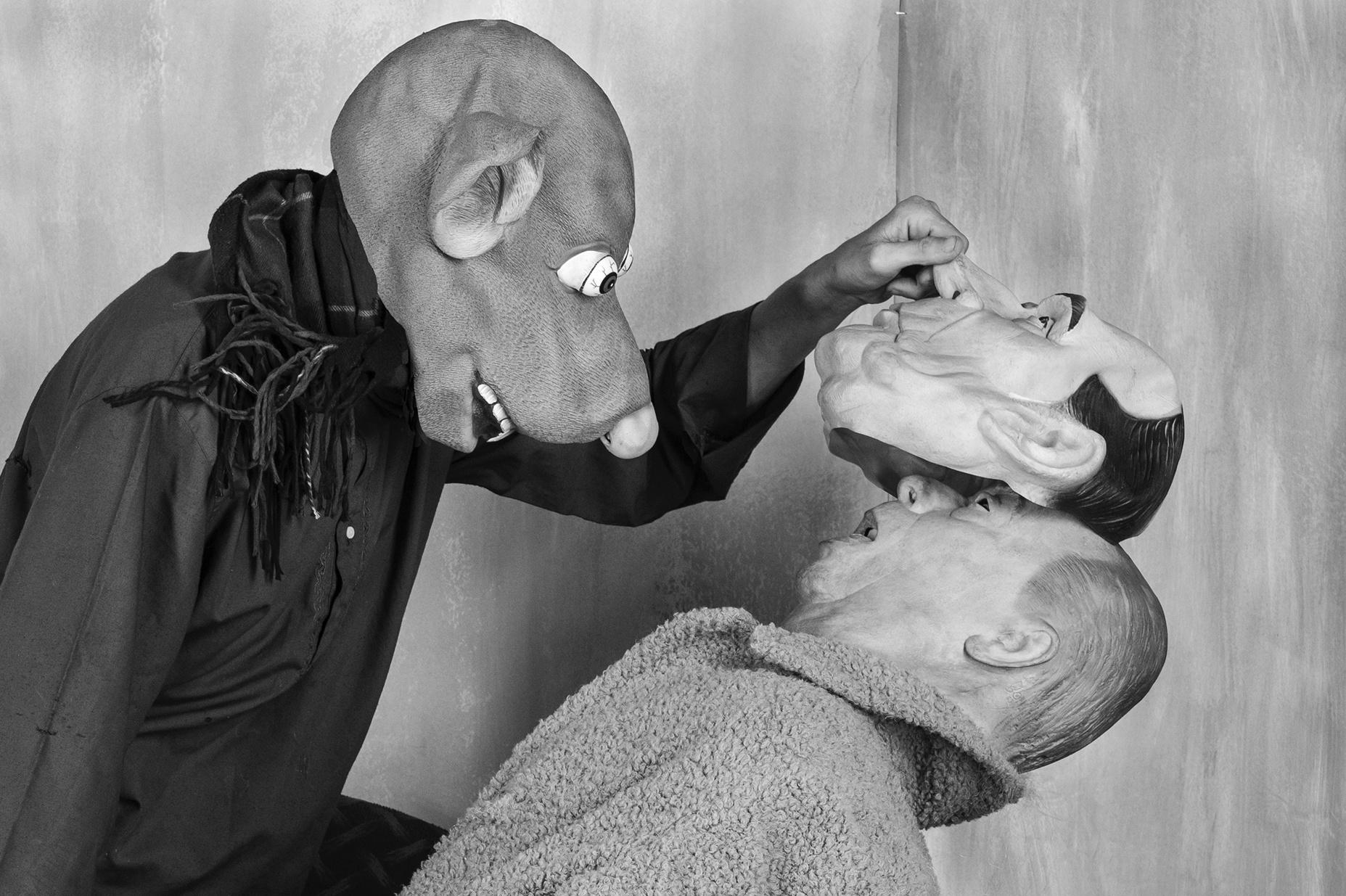 Rivelato - Roger Ballen, Roger The Rat, Bianco e nero, Animali, Fotografia in vendita 4