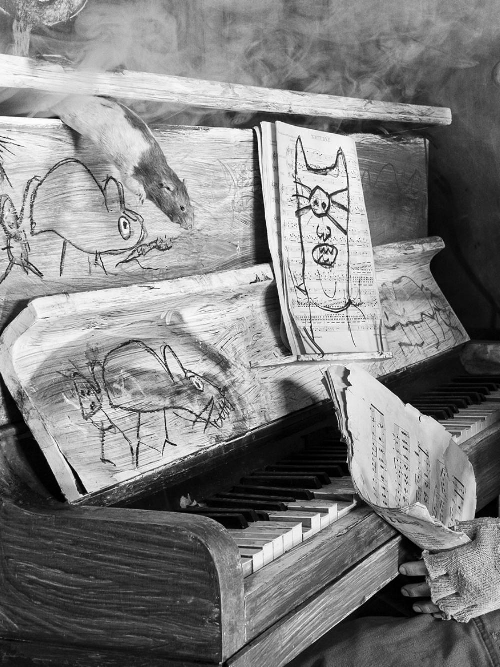 Smoked Out - Roger Ballen, Roger The Rat, Bianco e nero, Animali, Fotografia in vendita 3