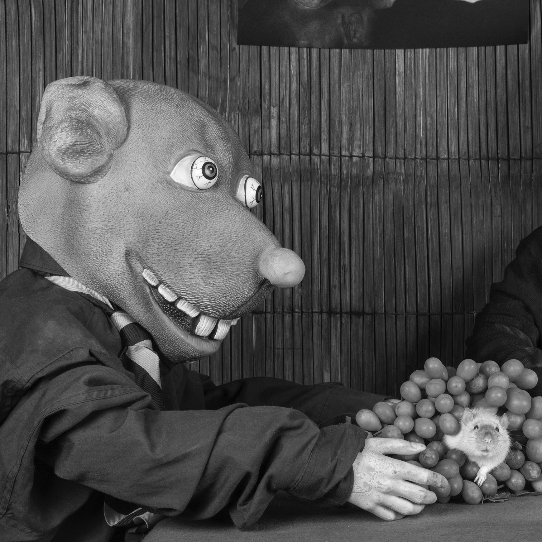 Roger BALLEN (*1950, America/South Africa)
Sour Grapes, 2020
Archival pigment print
43 x 61 cm (16 7/8 x 24 in.)
Edition of 9, plus 2 AP; Ed. no. 2/9
Print only

– Roger the Rat

Surreal, refined, disturbing: Roger Ballen has made a name for himself
