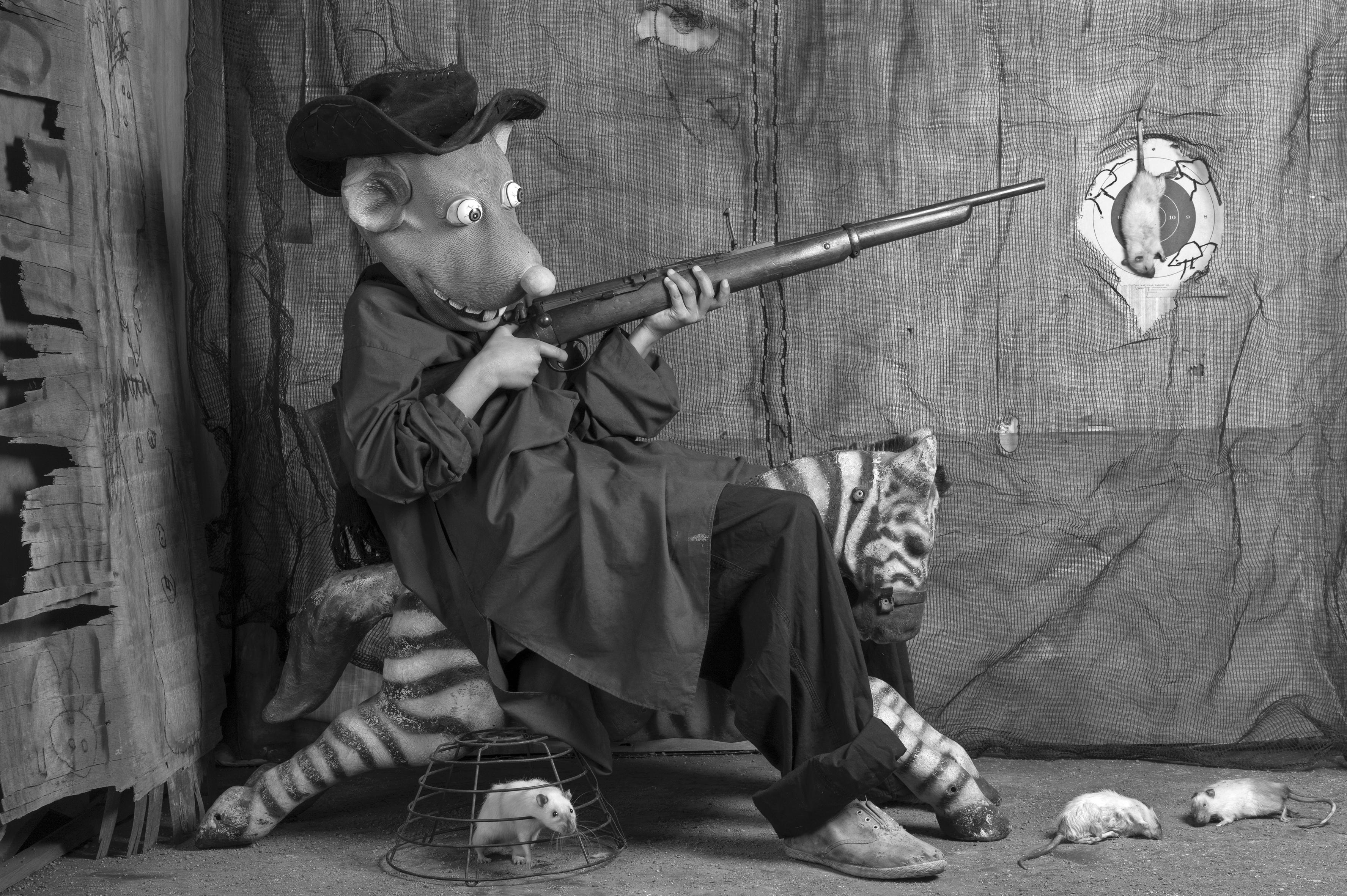 Roger BALLEN (*1950, America/Sudafrica)
Obiettivi, 2015
Stampa a pigmenti d'archivio
43 x 61 cm (16 7/8 x 24 in.)
Edizione di 9, più 2 AP; Ed. n. 2/9
Solo stampa

- Roger il topo

Surreale, raffinato, inquietante: Roger Ballen si è fatto un nome