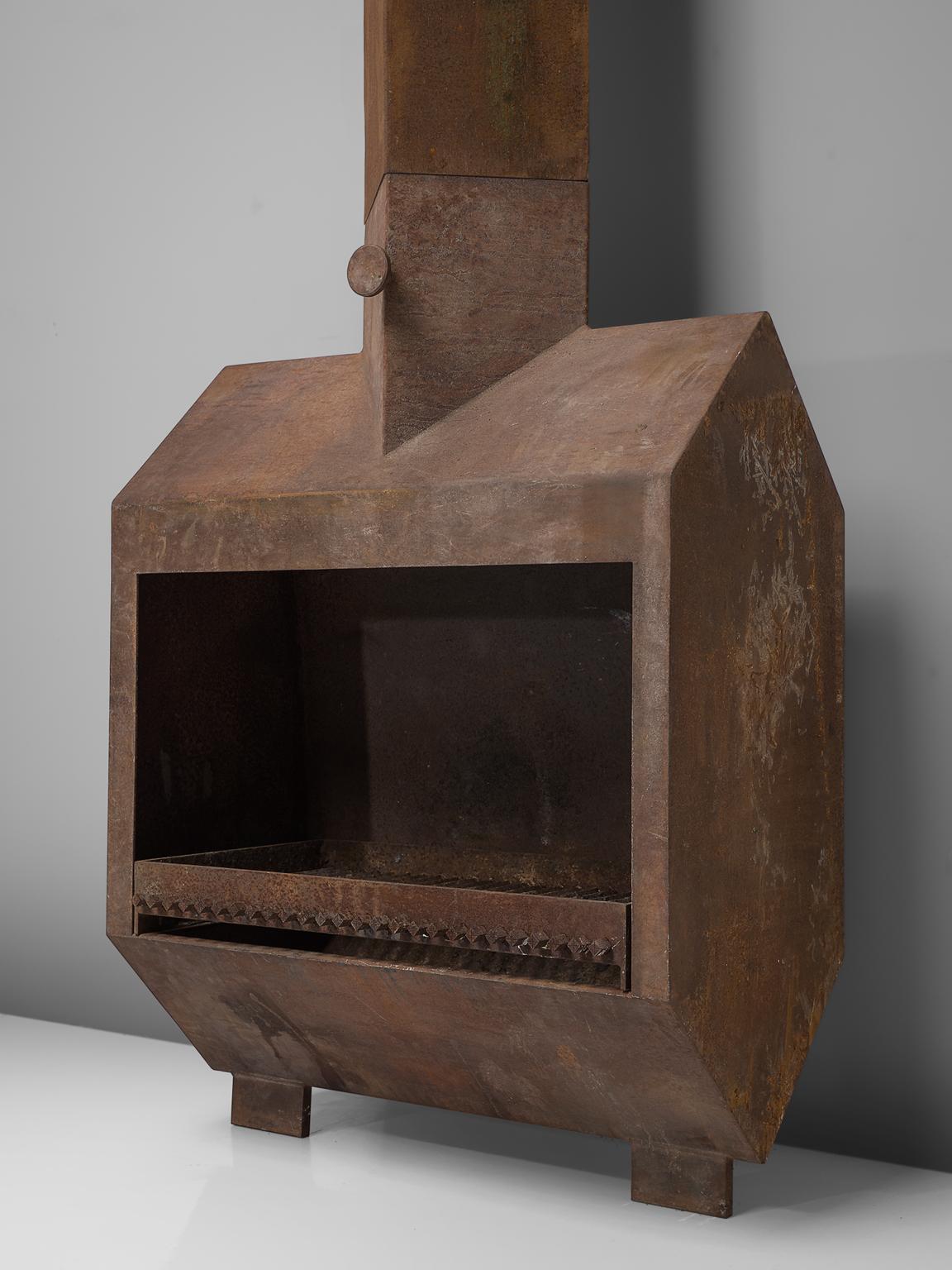 Roger Bonduel, chimenea única patinada, metal, Europa, años 70.

Chimenea única realizada por el escultor Roger Bonduel en Bélgica. Esta chimenea muestra una hermosa pátina de óxido en toda su superficie, que le da un aspecto industrial. Esta