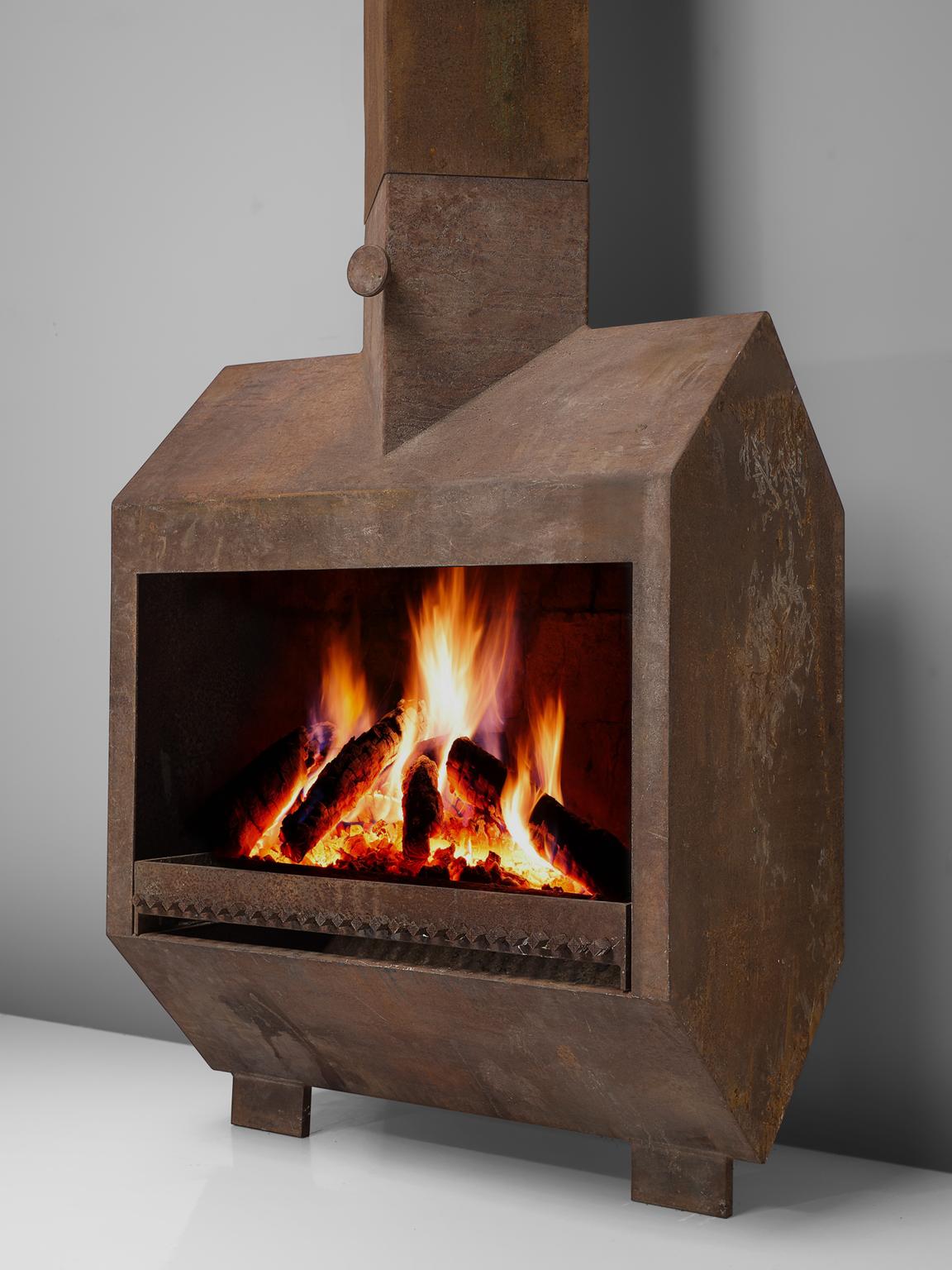 Roger Bonduel Chimenea única de acero corten Moderno de mediados de siglo