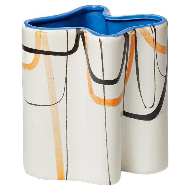 Roger Capron Vaso in ceramica bianca e blu di design del XX secolo "Trèfle" circa 1950 in vendita