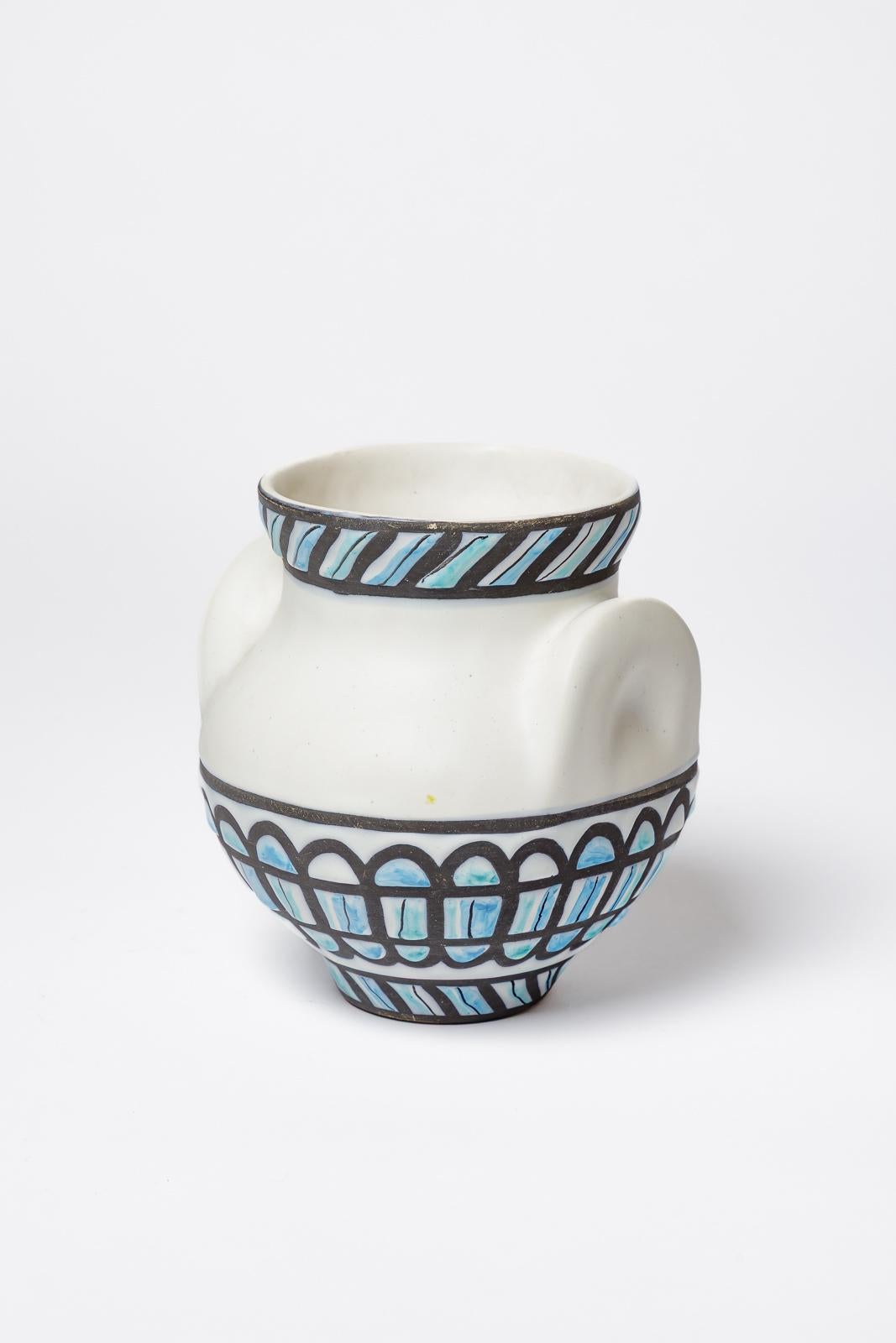 Roger Capron Vaso in ceramica bianco e blu del XX secolo oreilles Vallauris In condizioni ottime in vendita a Neuilly-en- sancerre, FR