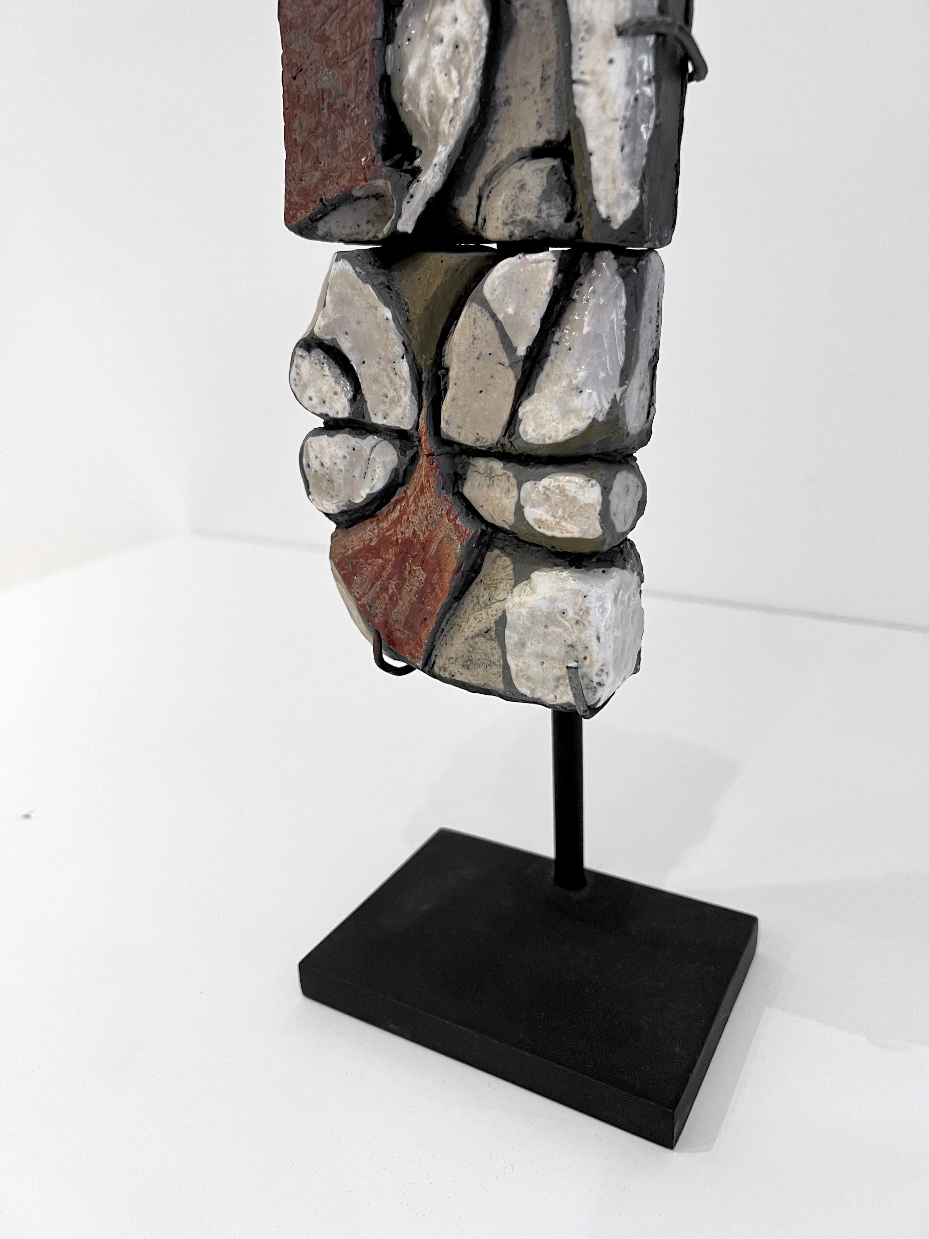 Abstrakte Keramik-Skulptur auf Ständer von Roger Capron (Metall) im Angebot