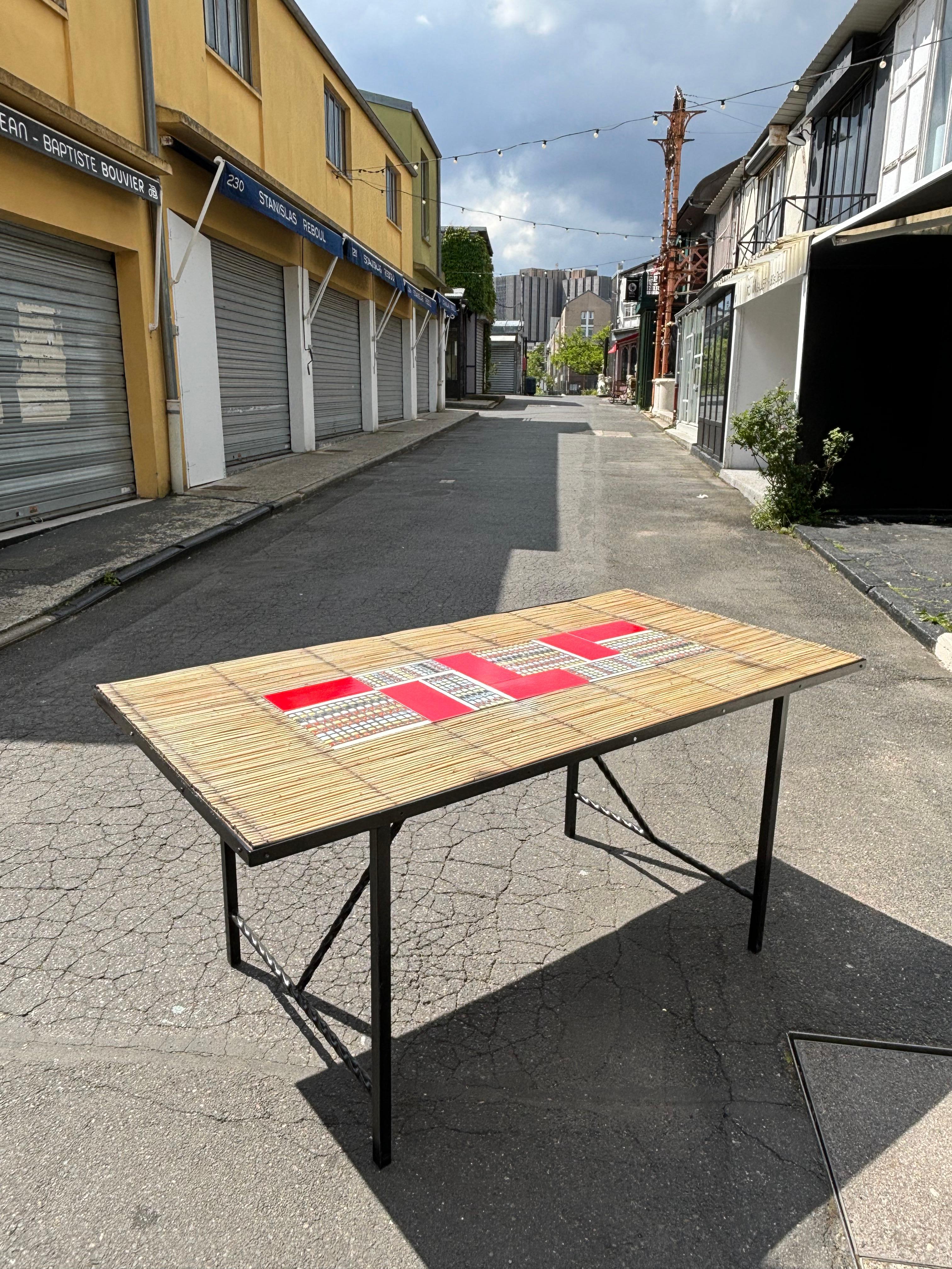 Table à diner par Roger Capron et Audoux Minet. Forma parte de las primeras mesas creadas por Roger Capron. 