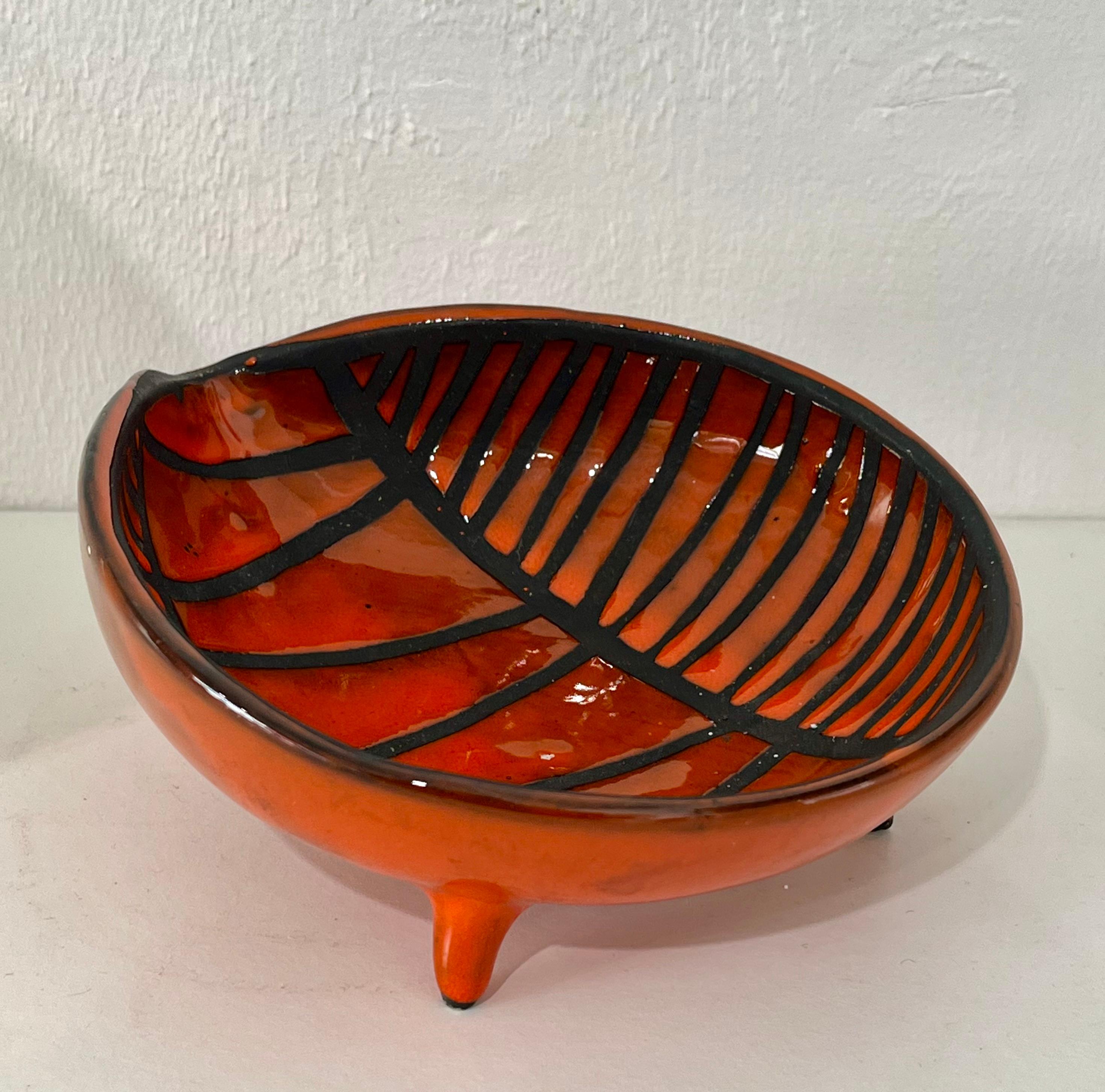 Roger Capron : Ciotola a tripode nera e rossa in ceramica smaltata, circa 1950 in vendita 5