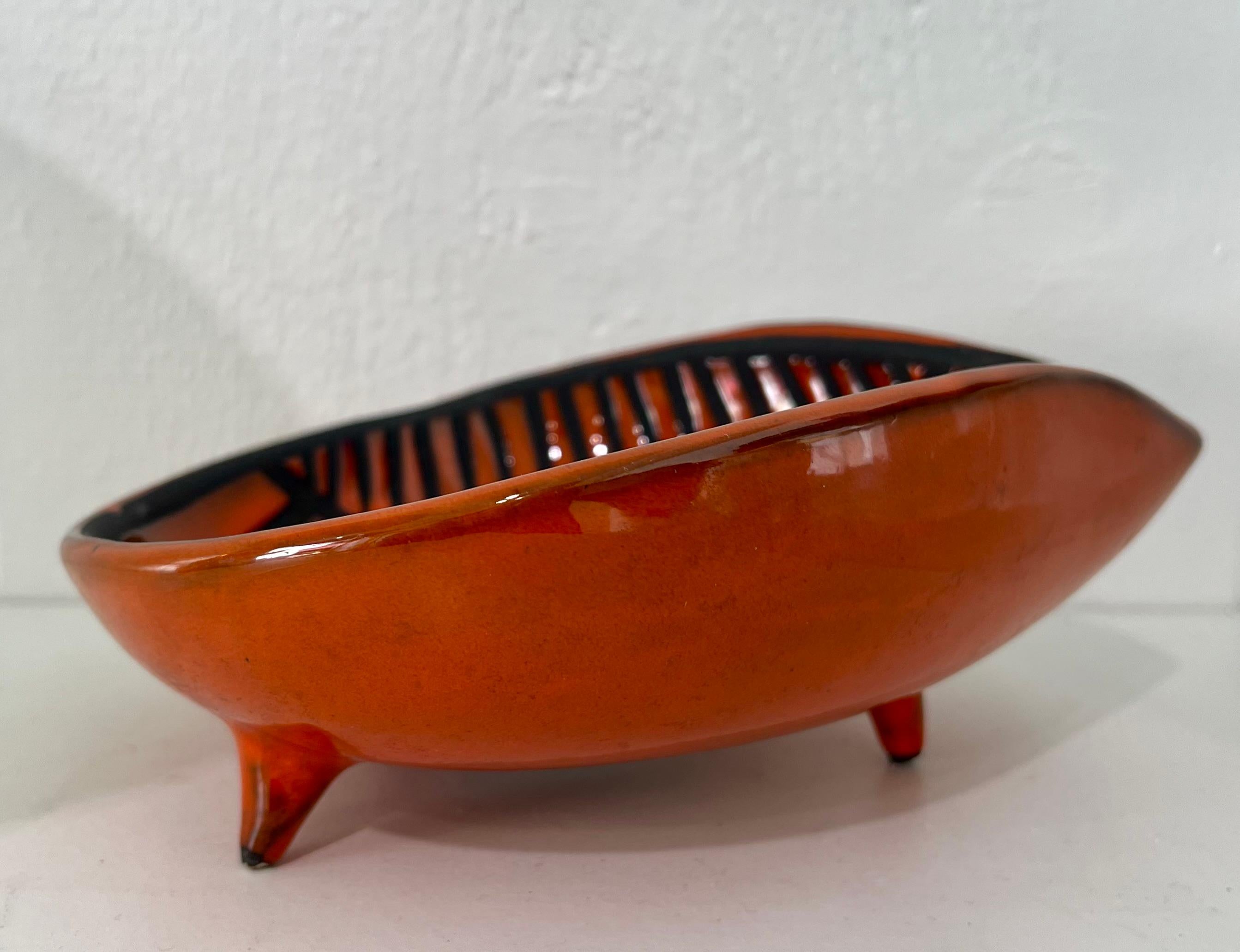 Roger Capron (1922-2006 Francia) : 

Treppiede in ceramica scarificata e smaltata rossa e nera

Francia, 1950 circa

Dimensioni: H. H. 7 x L. 16 x P. 18 cm

Buone condizioni
Nota: un piccolo errore di colore bianco nell'arredamento.
