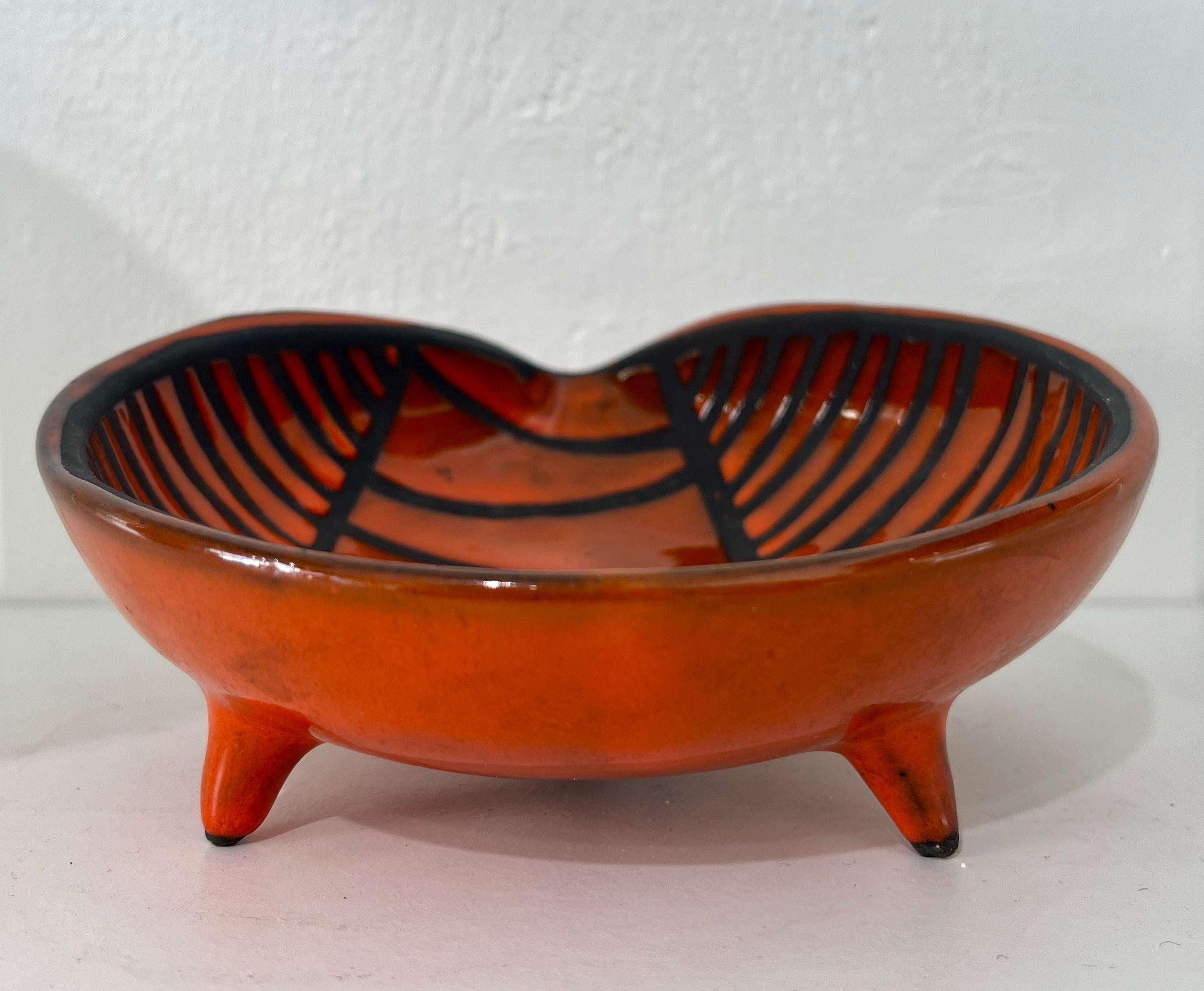 Mid-Century moderno Roger Capron : Ciotola a tripode nera e rossa in ceramica smaltata, circa 1950 in vendita