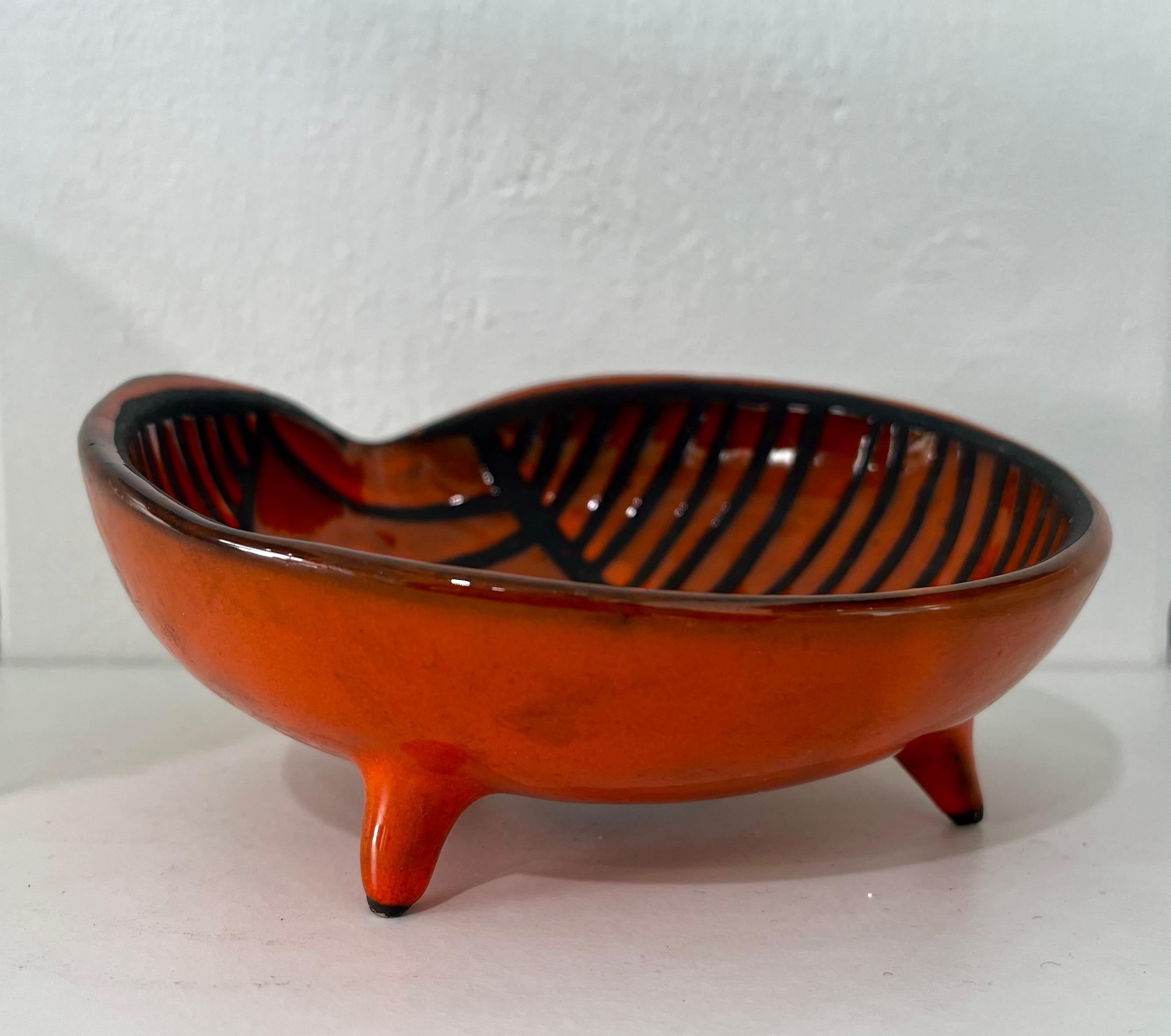 Francese Roger Capron : Ciotola a tripode nera e rossa in ceramica smaltata, circa 1950 in vendita