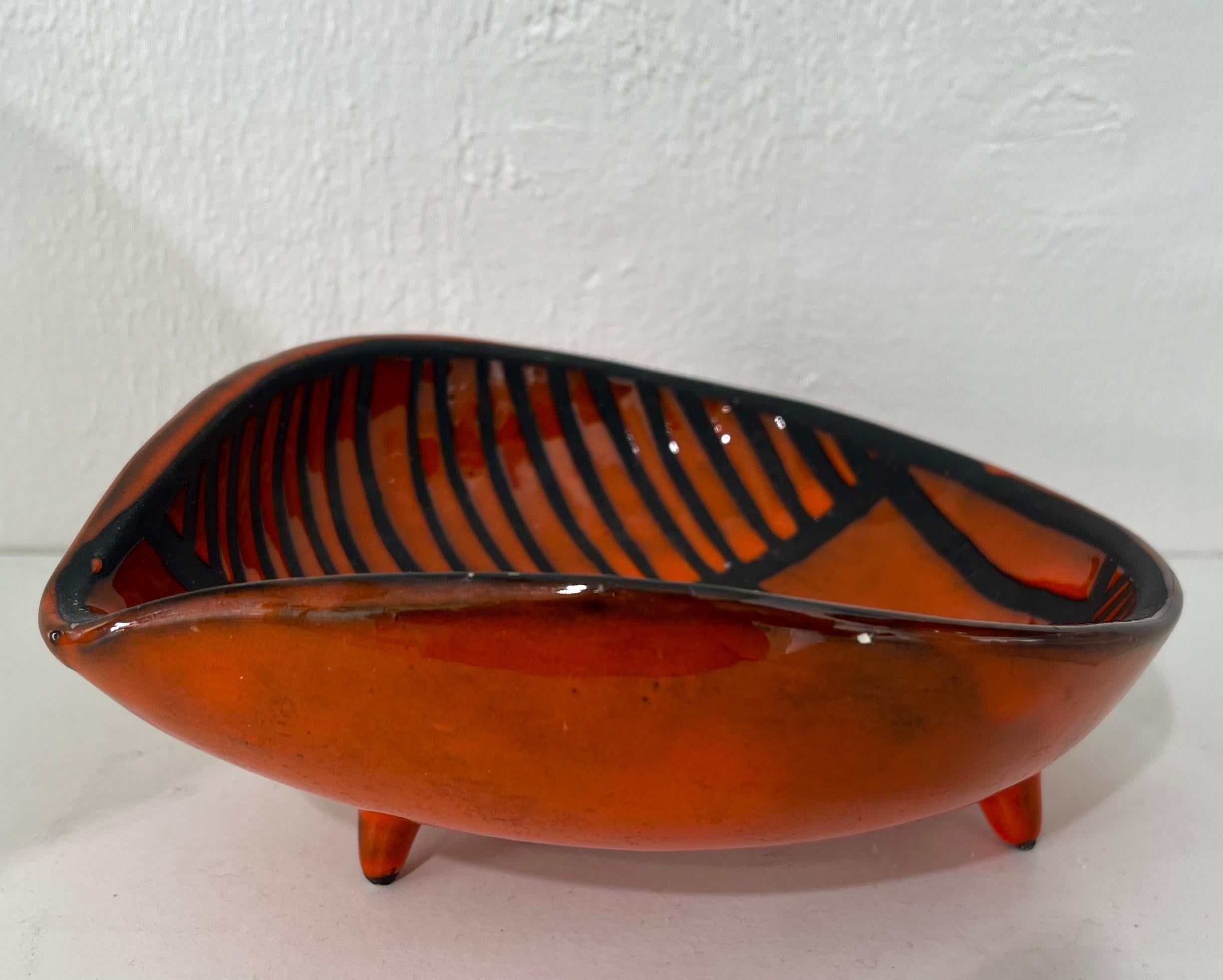 Roger Capron : Ciotola a tripode nera e rossa in ceramica smaltata, circa 1950 In condizioni buone in vendita a SAINT-OUEN-SUR-SEINE, FR