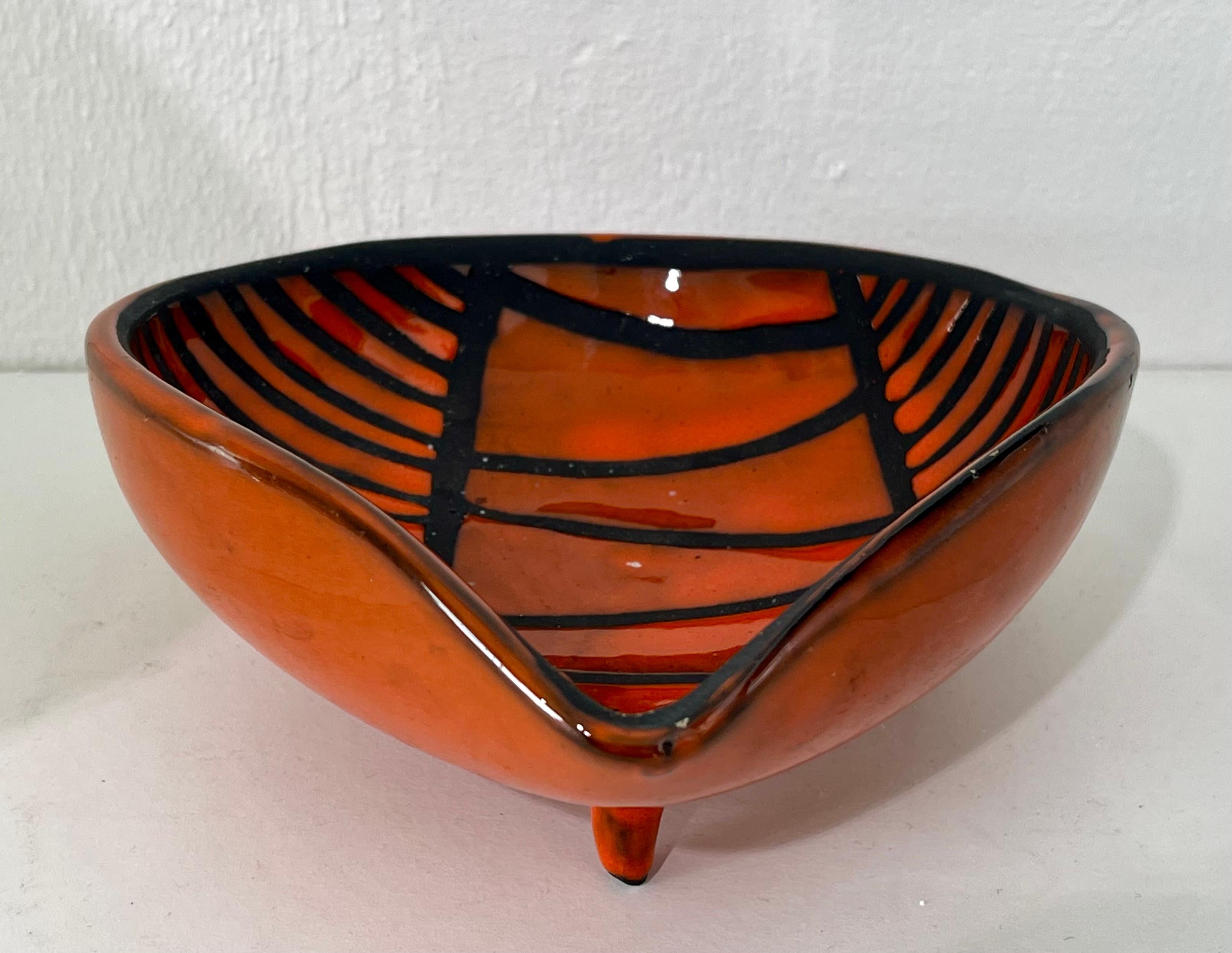 XX secolo Roger Capron : Ciotola a tripode nera e rossa in ceramica smaltata, circa 1950 in vendita