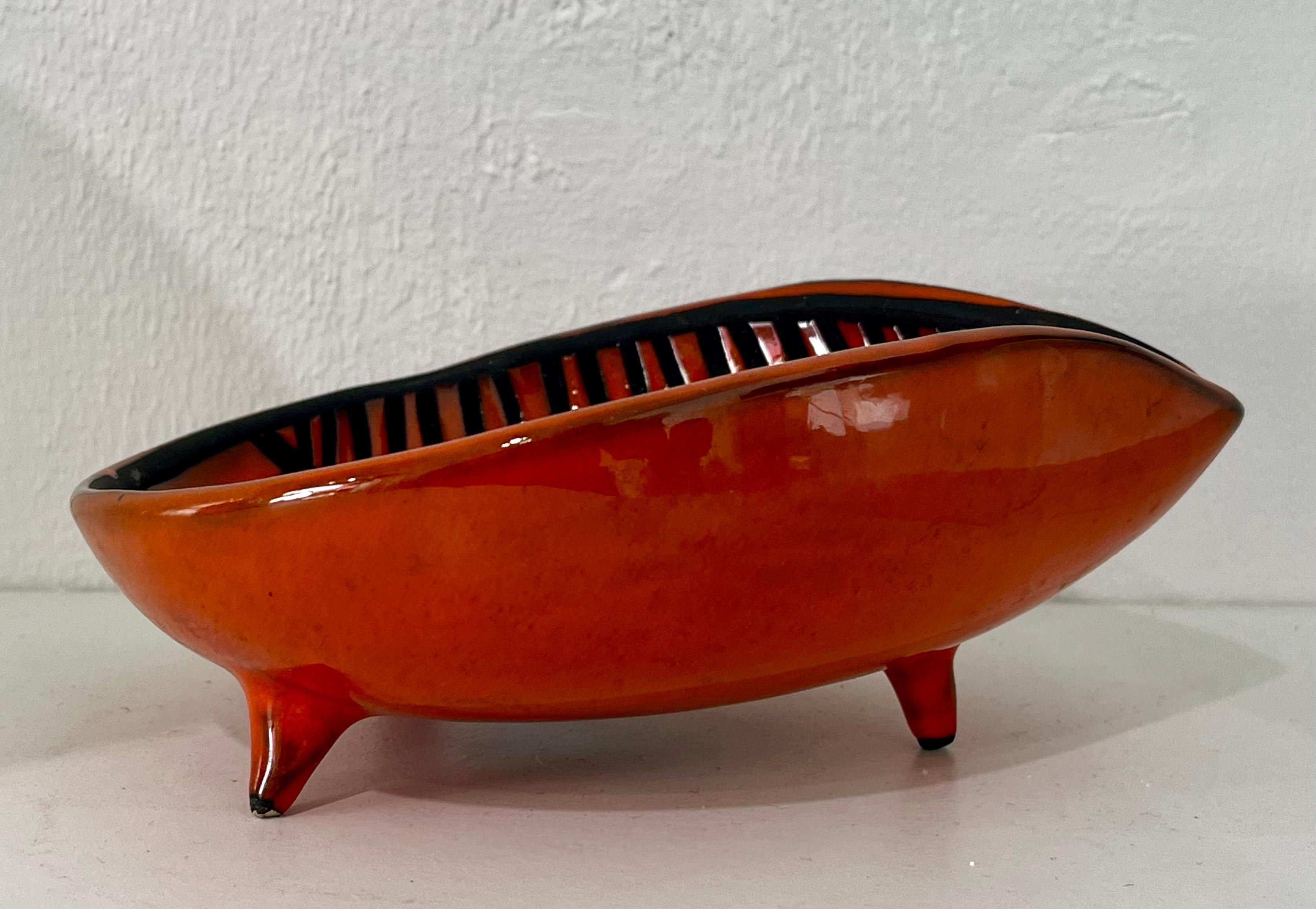 Roger Capron : Ciotola a tripode nera e rossa in ceramica smaltata, circa 1950 in vendita 1