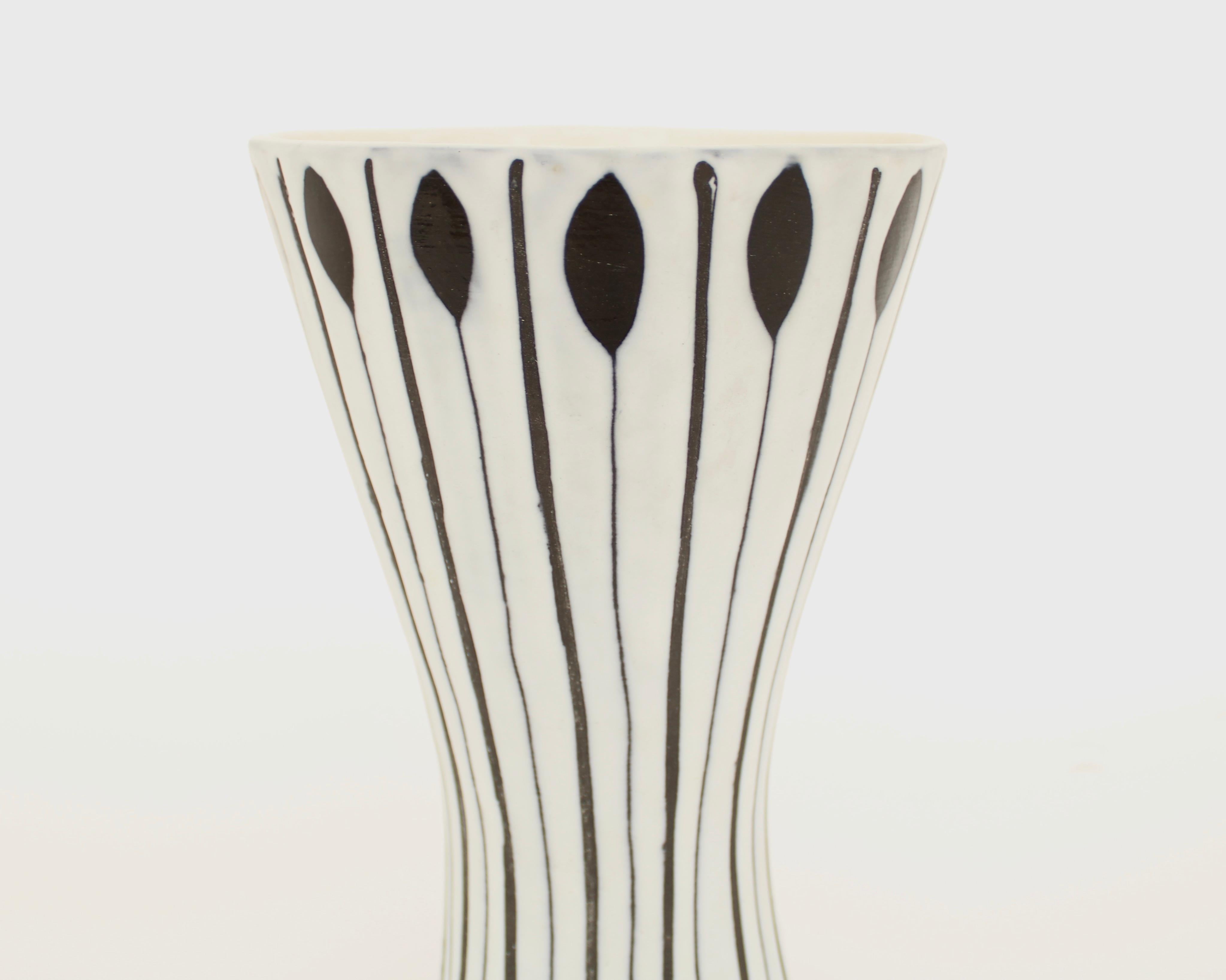 French Roger Capron Black and White Ceramic Vase Lance or Arrow Motif, circa 1957
