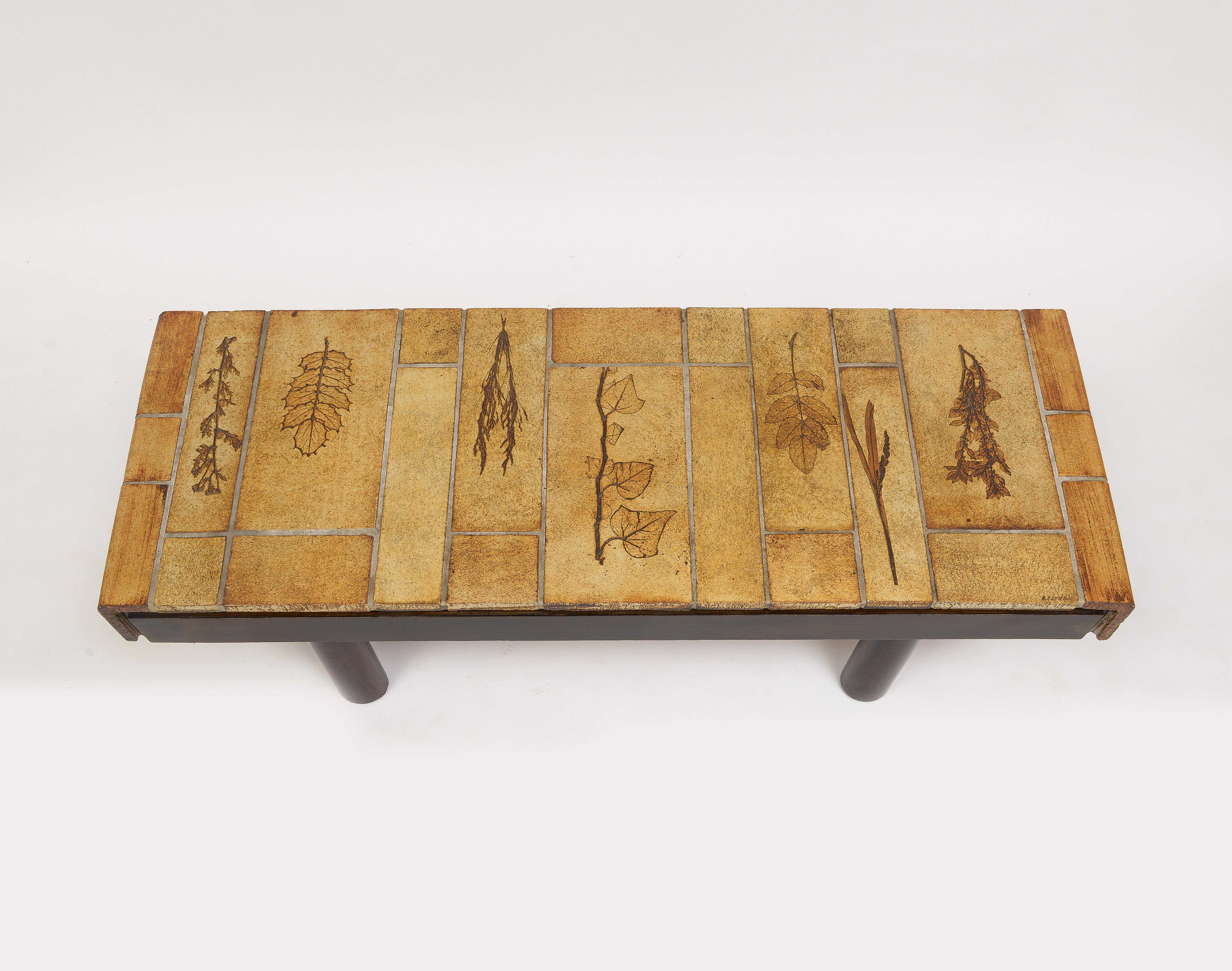 Mid-Century Modern Roger Capron table basse en bois imprimé botanique avec plateau en carreaux, années 1970 en vente