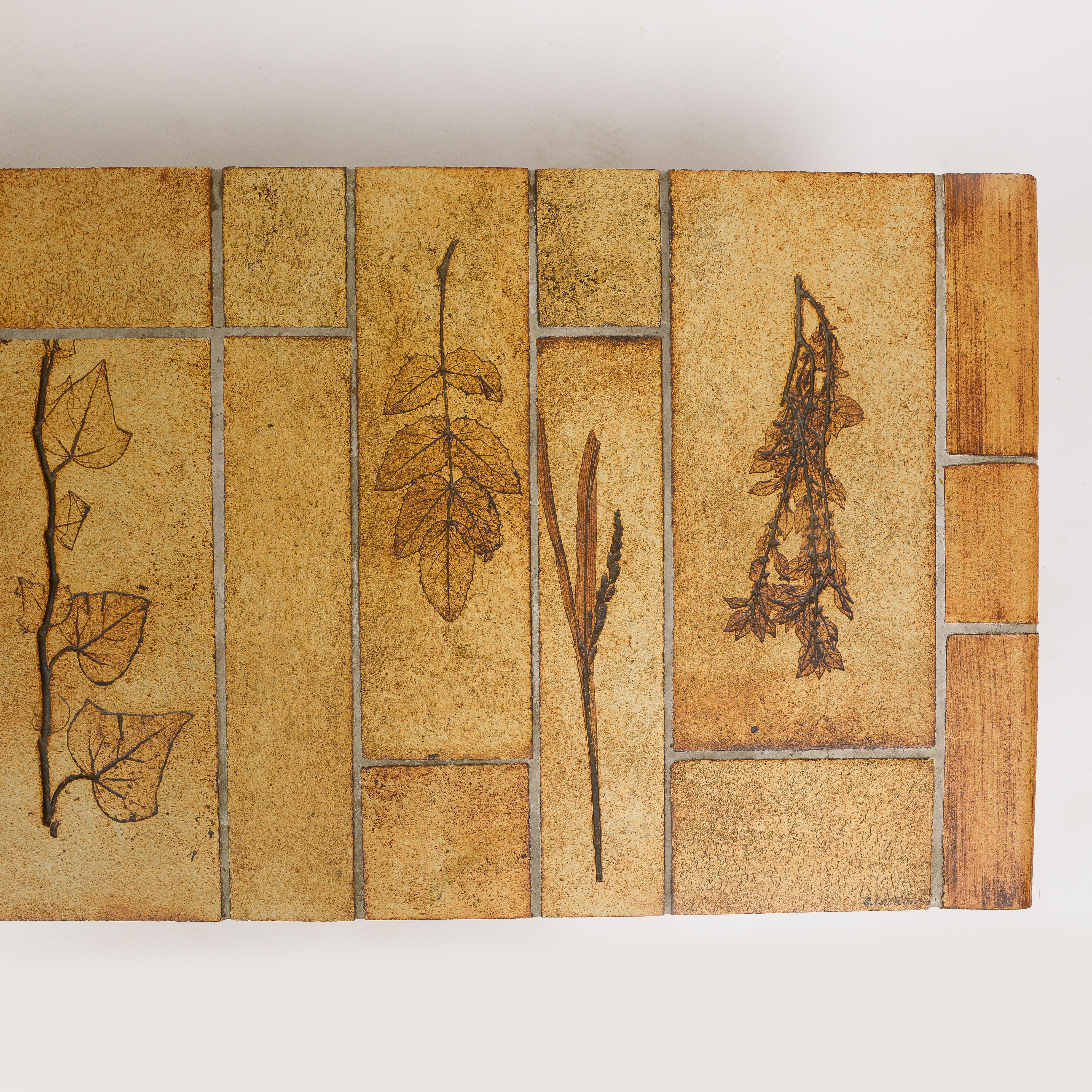 Roger Capron Couchtisch aus Holz mit botanischem Druck und Kachelplatte 1970er Jahre (Handgefertigt) im Angebot