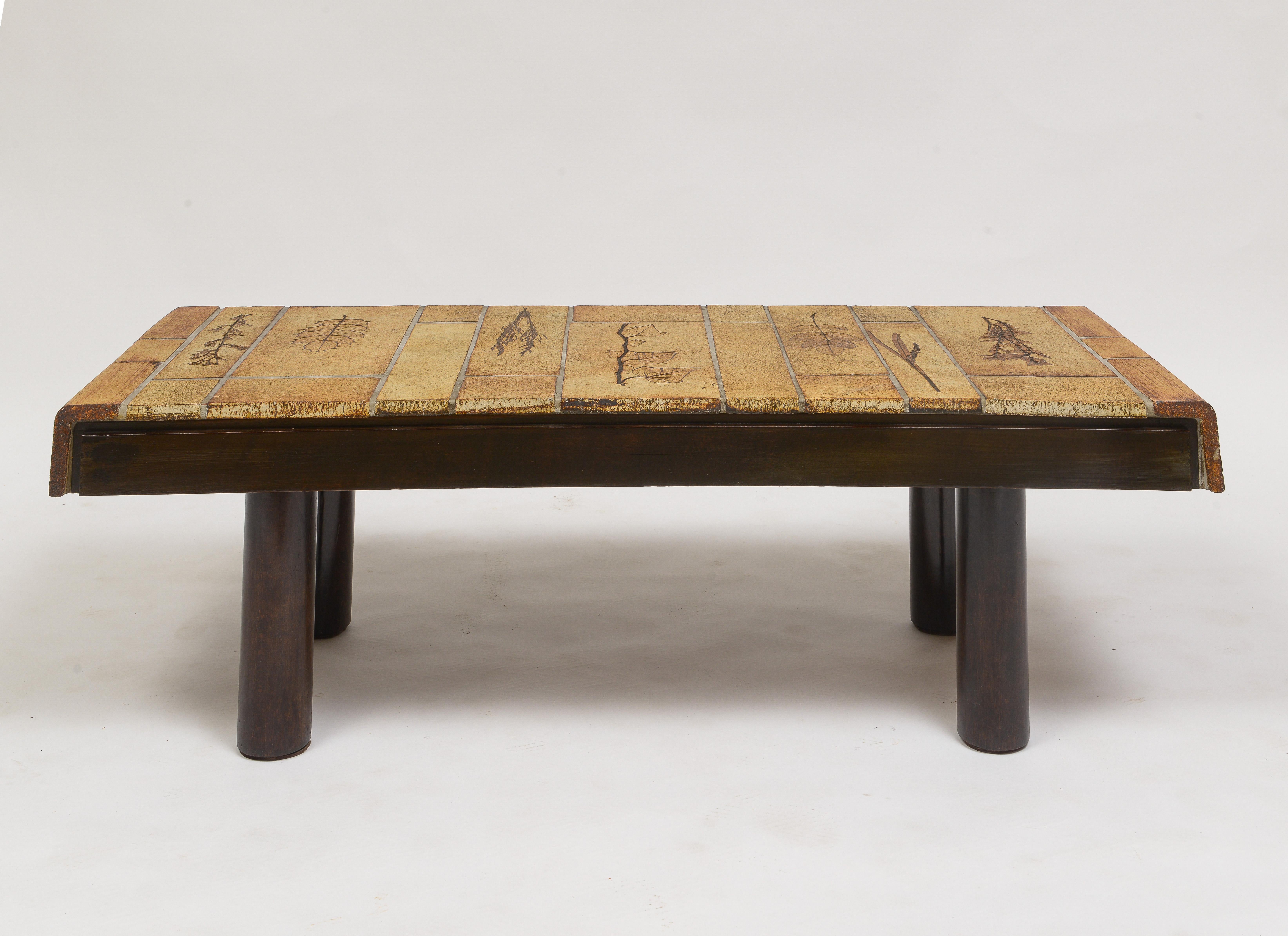 Roger Capron table basse en bois imprimé botanique avec plateau en carreaux, années 1970 en vente 1