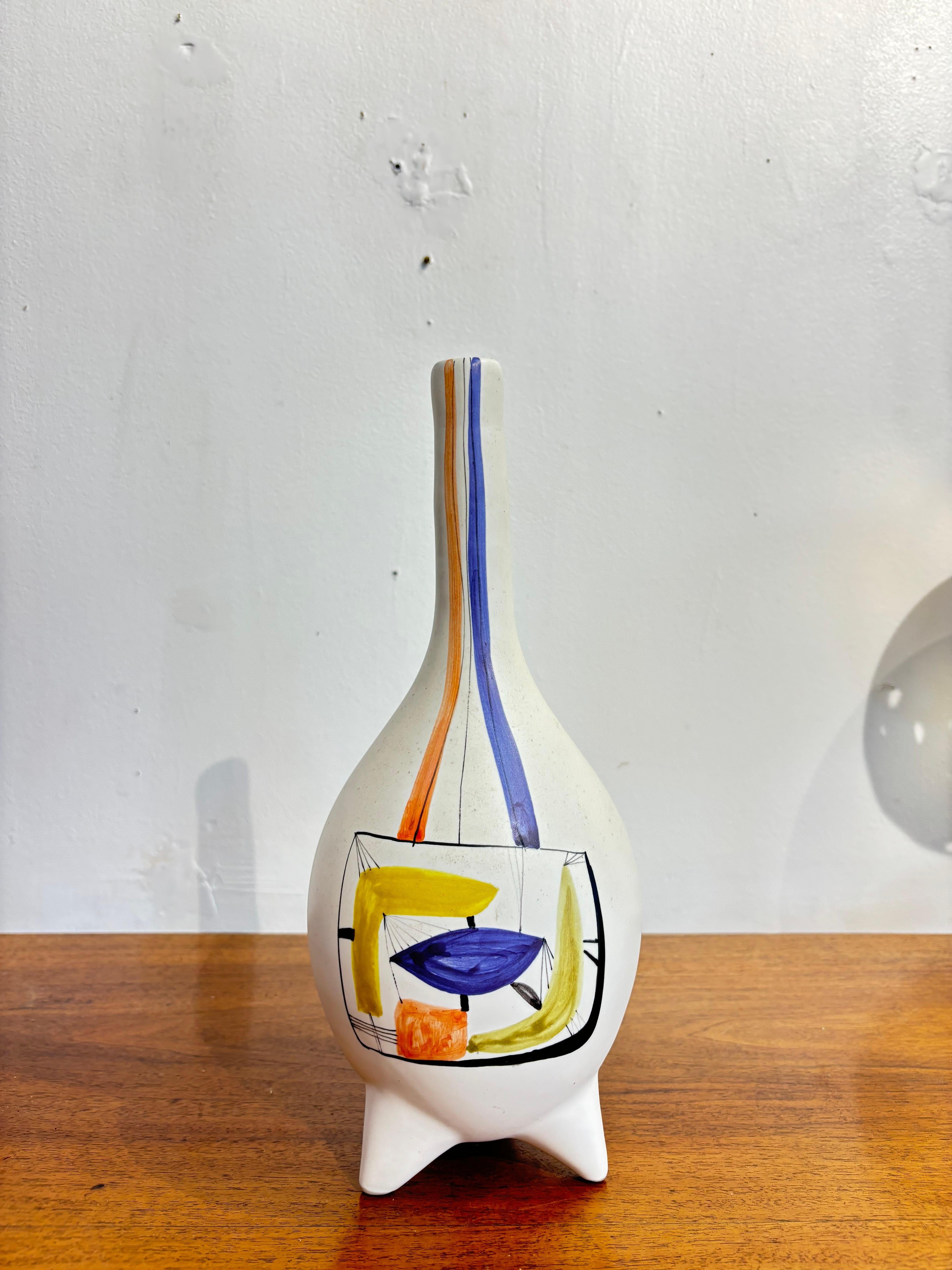 Bouteille tripode par Roger Capron à décor figuratif. 