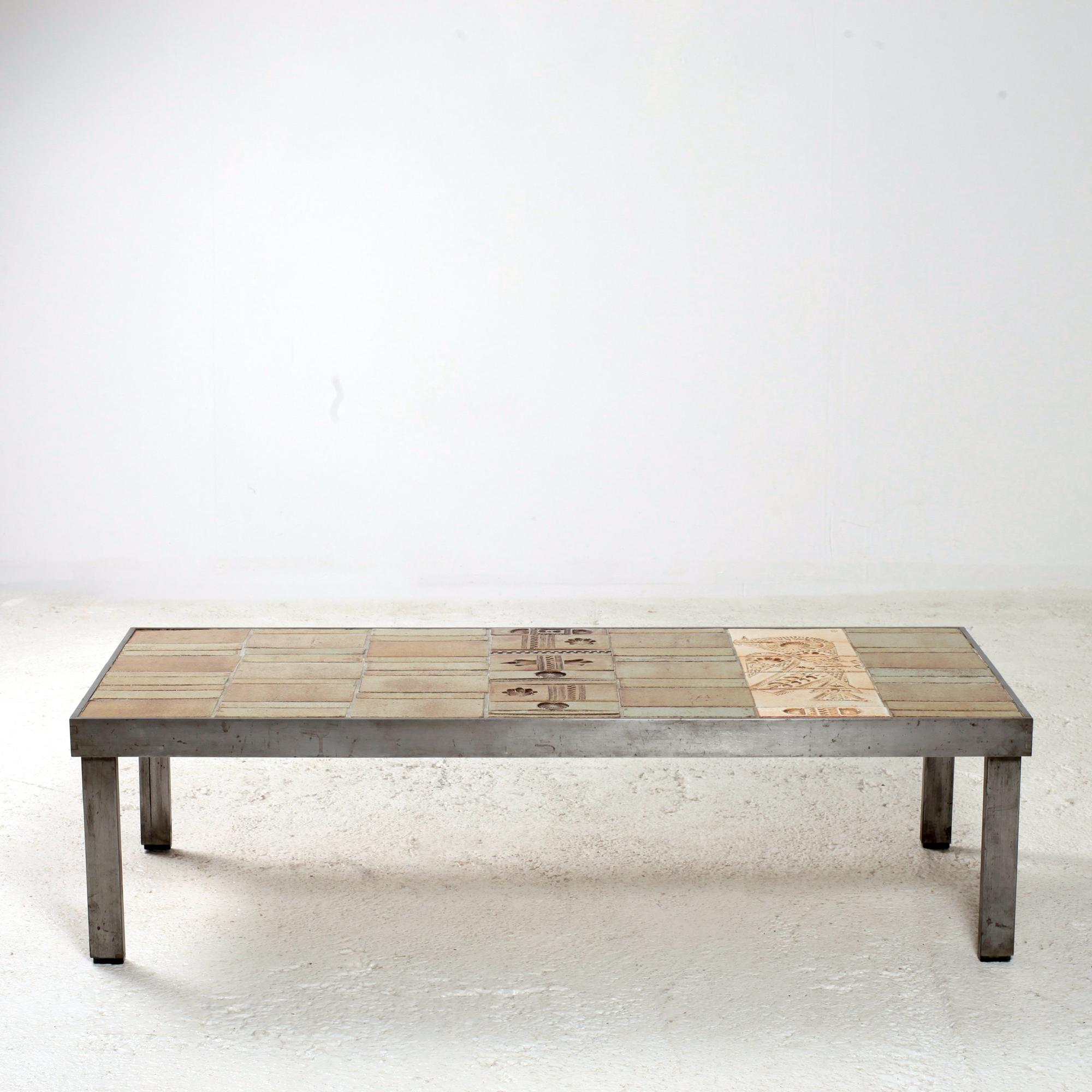 Mesa de centro de cerámica Roger Capron. Vallauris Francia 1960.
Decoración geométrica y hermoso pájaro grabado en los azulejos.
Estampado 